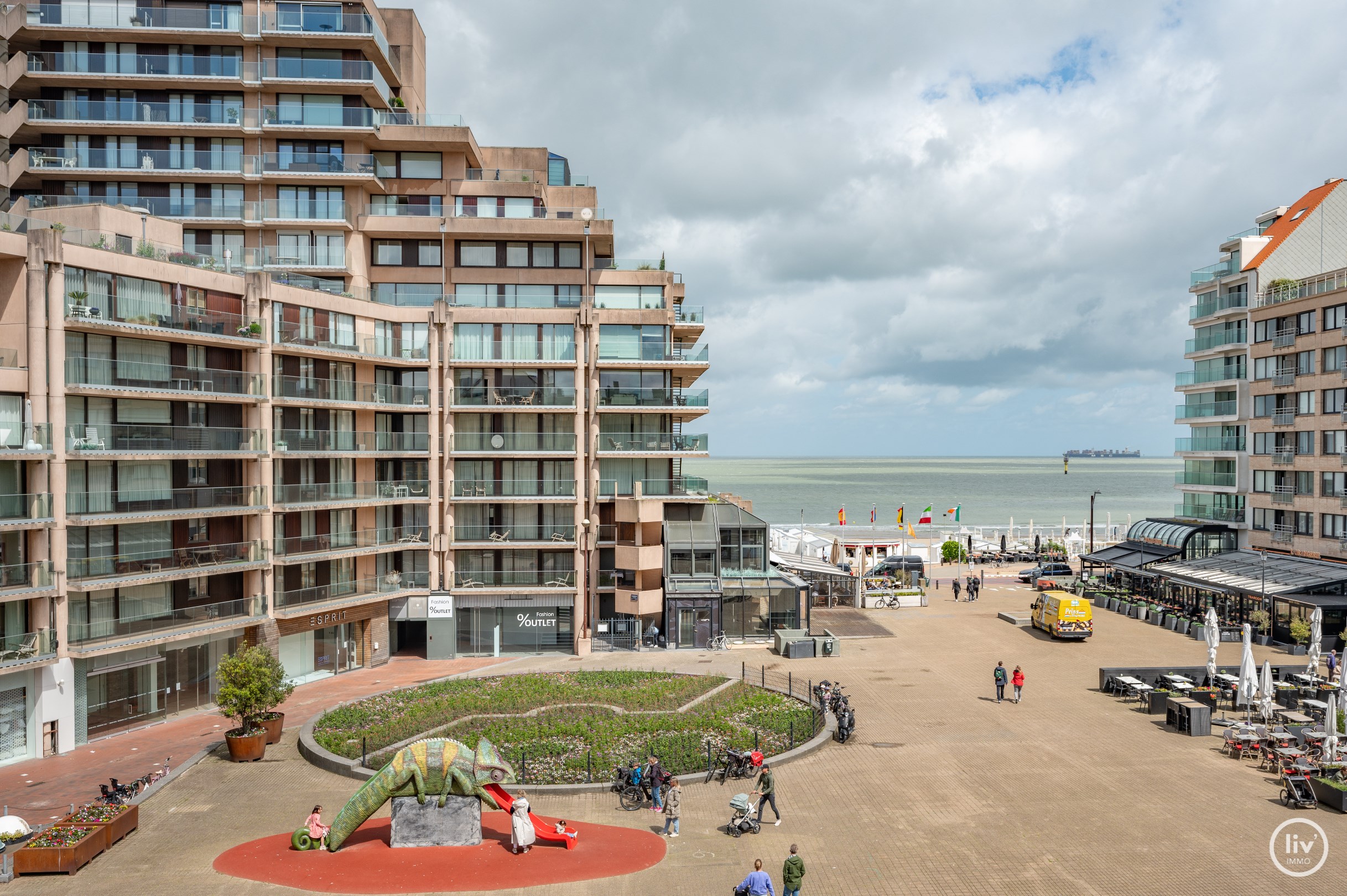 Luxueus afgewerkte studio met slaaphoek op het Van Bunnenplein met FRONTAAL zeezicht. 