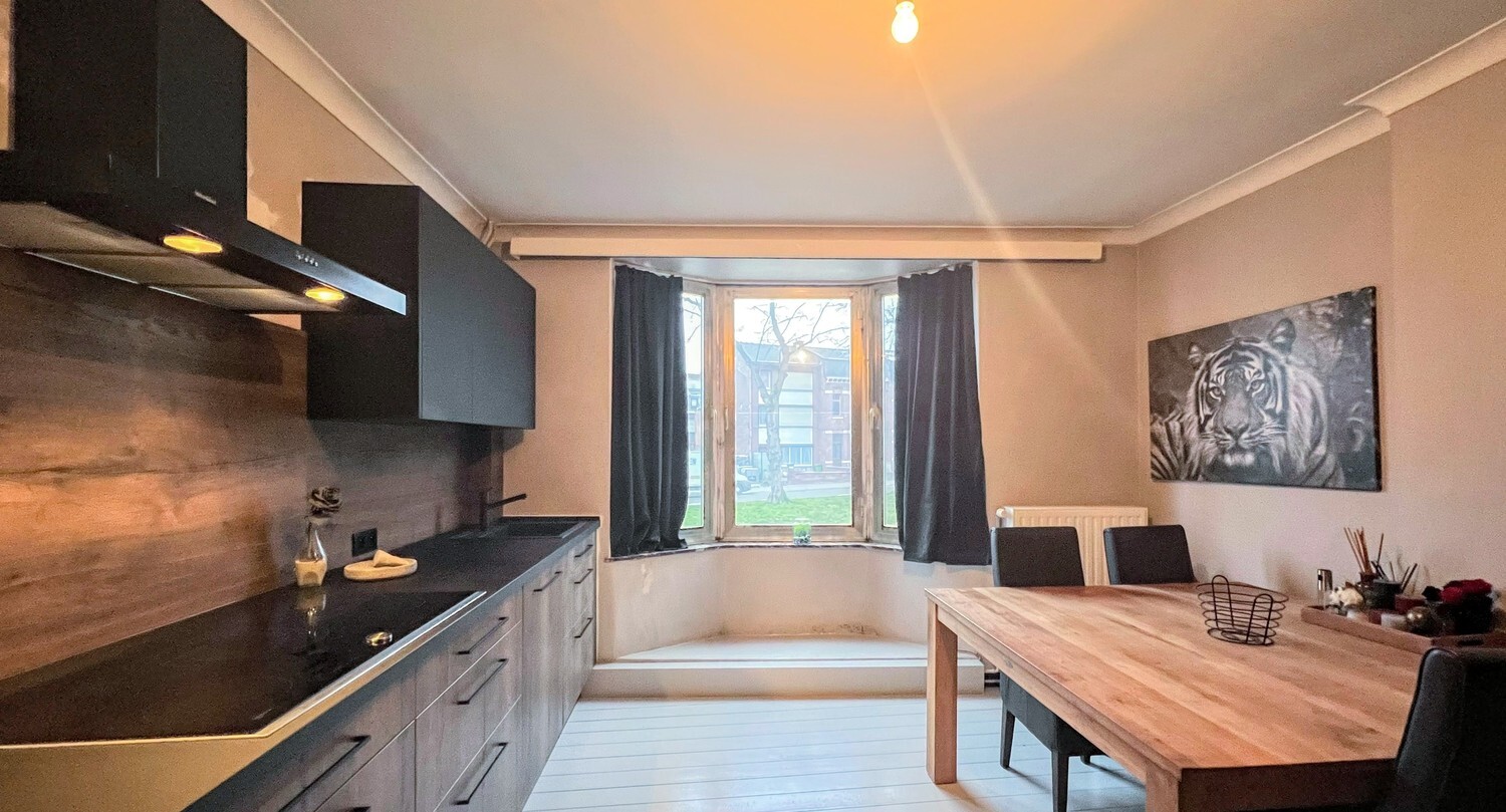 Herenhuis met handelsruimte en appartement in centrum Tongeren 