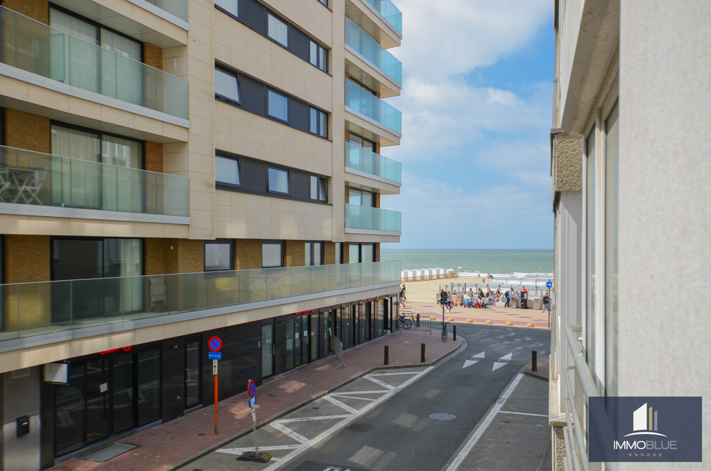 Tijdloos, recent volledig gerenoveerd appartement met zijdelings zeezicht gelegen in het Zoute. 