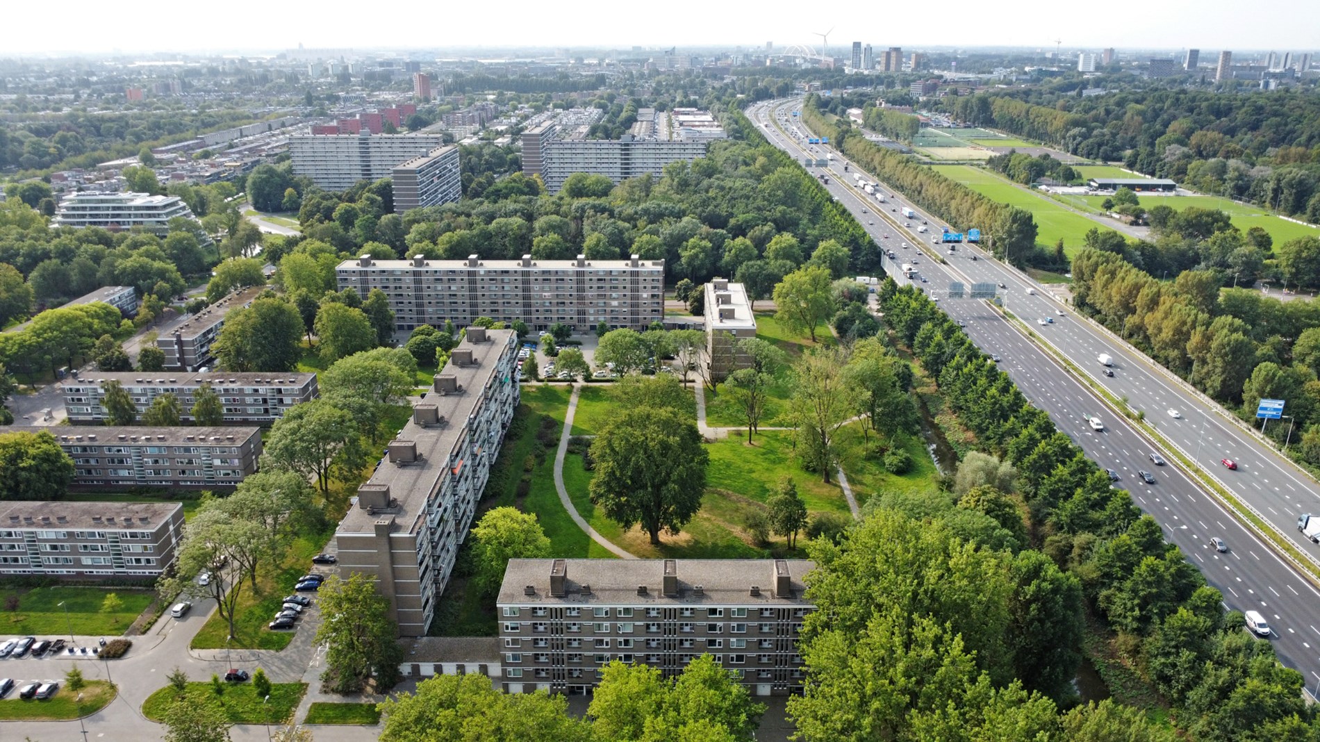 Kopers opgelet!! Geheel gerenoveerde 3 (voorheen 4) kamer appartement op de 3e verdieping met moderne keuken en badkamer, 2 balkons en gelegen op eigen grond! 