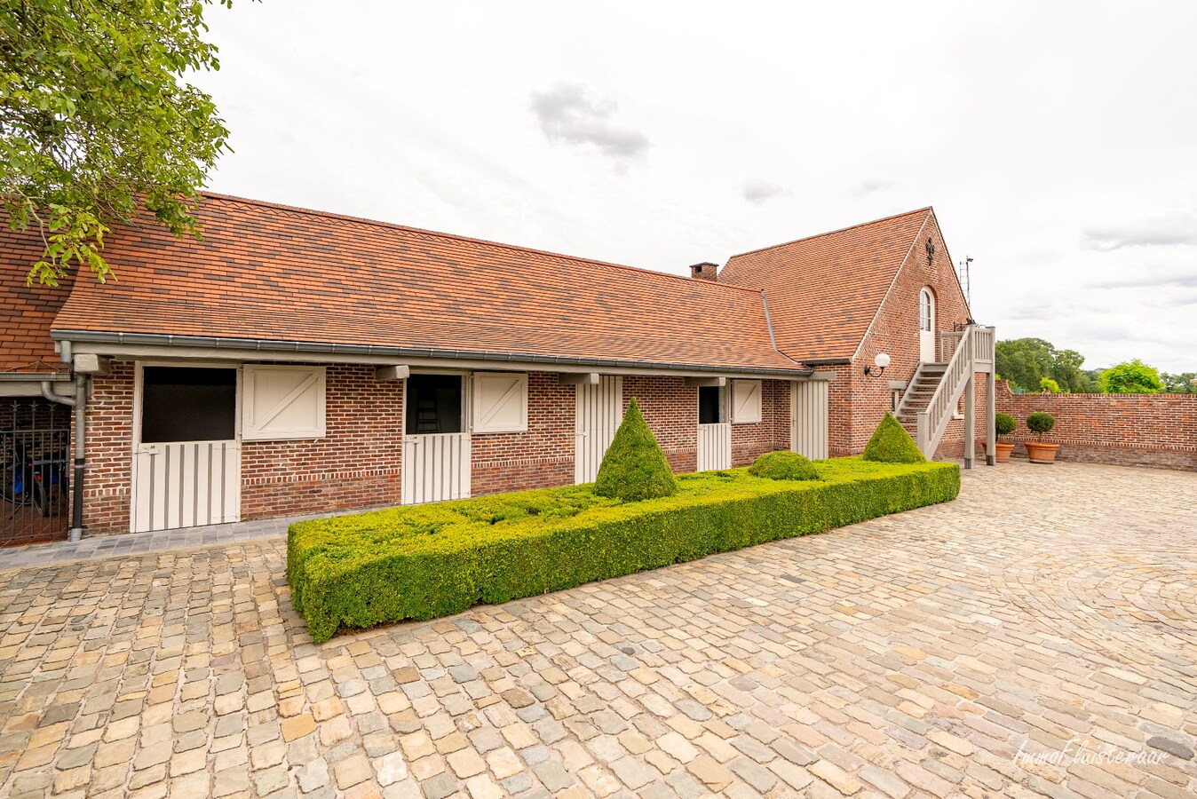 Exclusive country house with stables, swimming pool, and tennis court on an estate of approximately 9 hectares in Retie. 