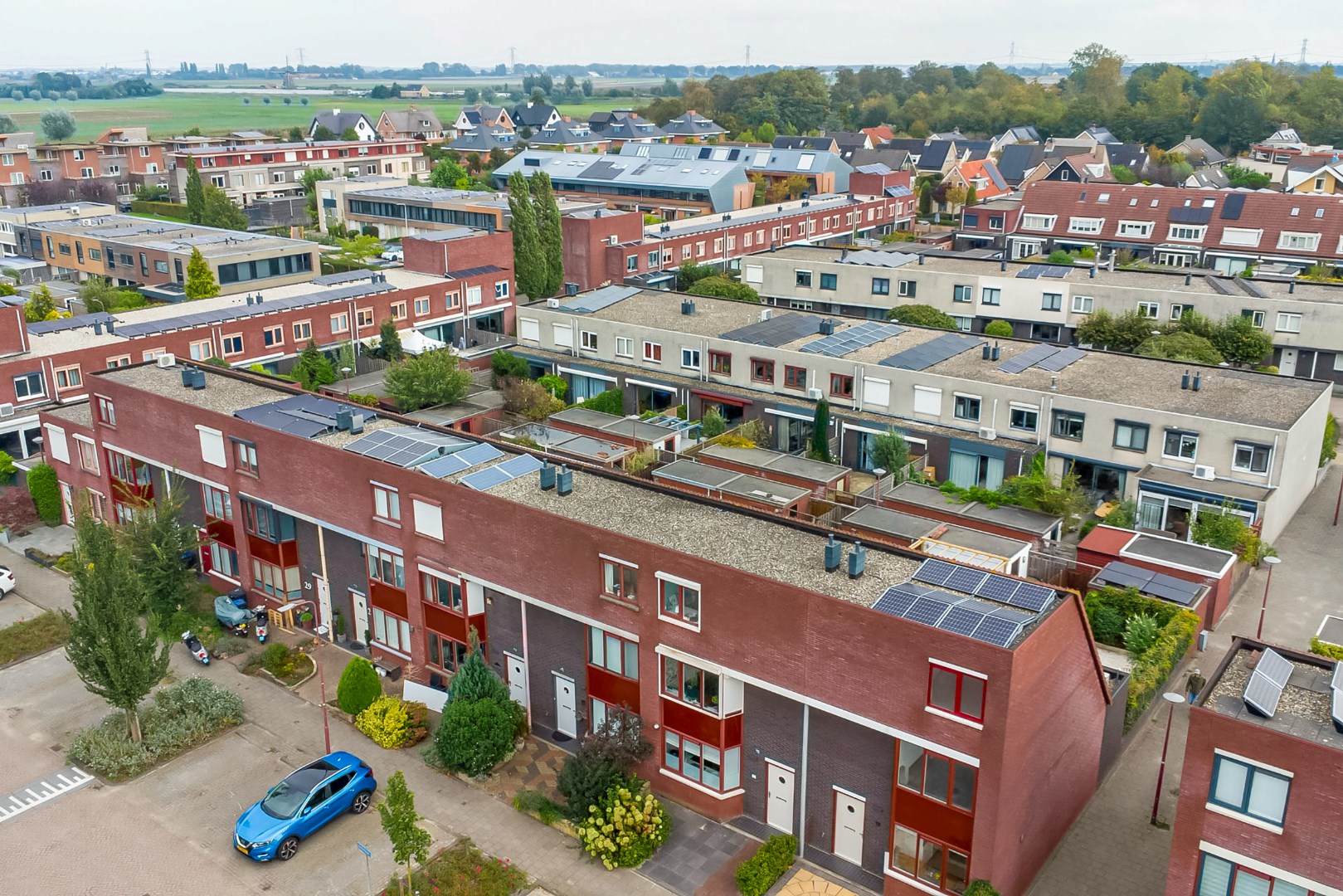 Kopers opgelet! Zonder te klussen te betrekken! Goed onderhouden 4-kamer hoekwoning met 3 ruime slaapkamers, moderne badkamer, ruime tuin op het zuidoosten, 10 zonnepanelen en gelegen op eigen grond! 