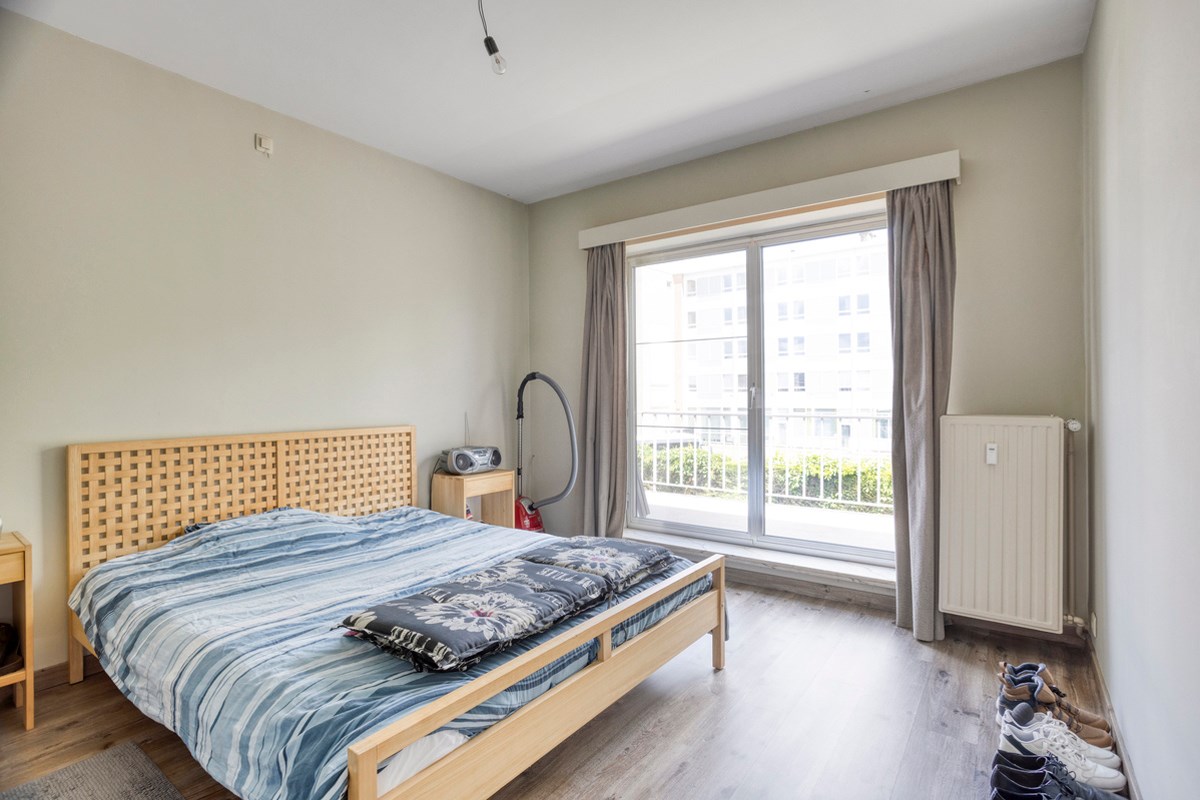 Opbrengsteigendom met 3 appartementen, garages en tuin 
