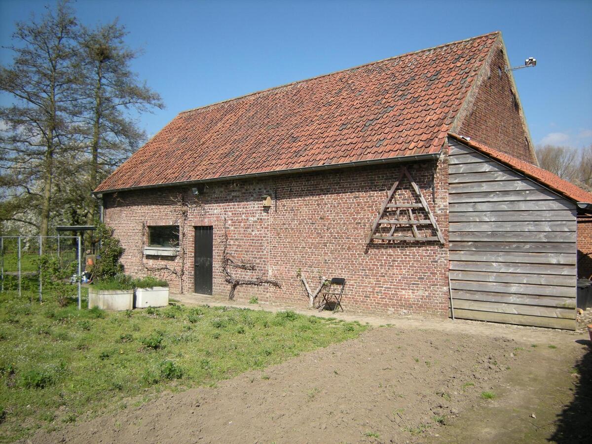 Charmant landhuis met bijgebouwen op ca. 76a 