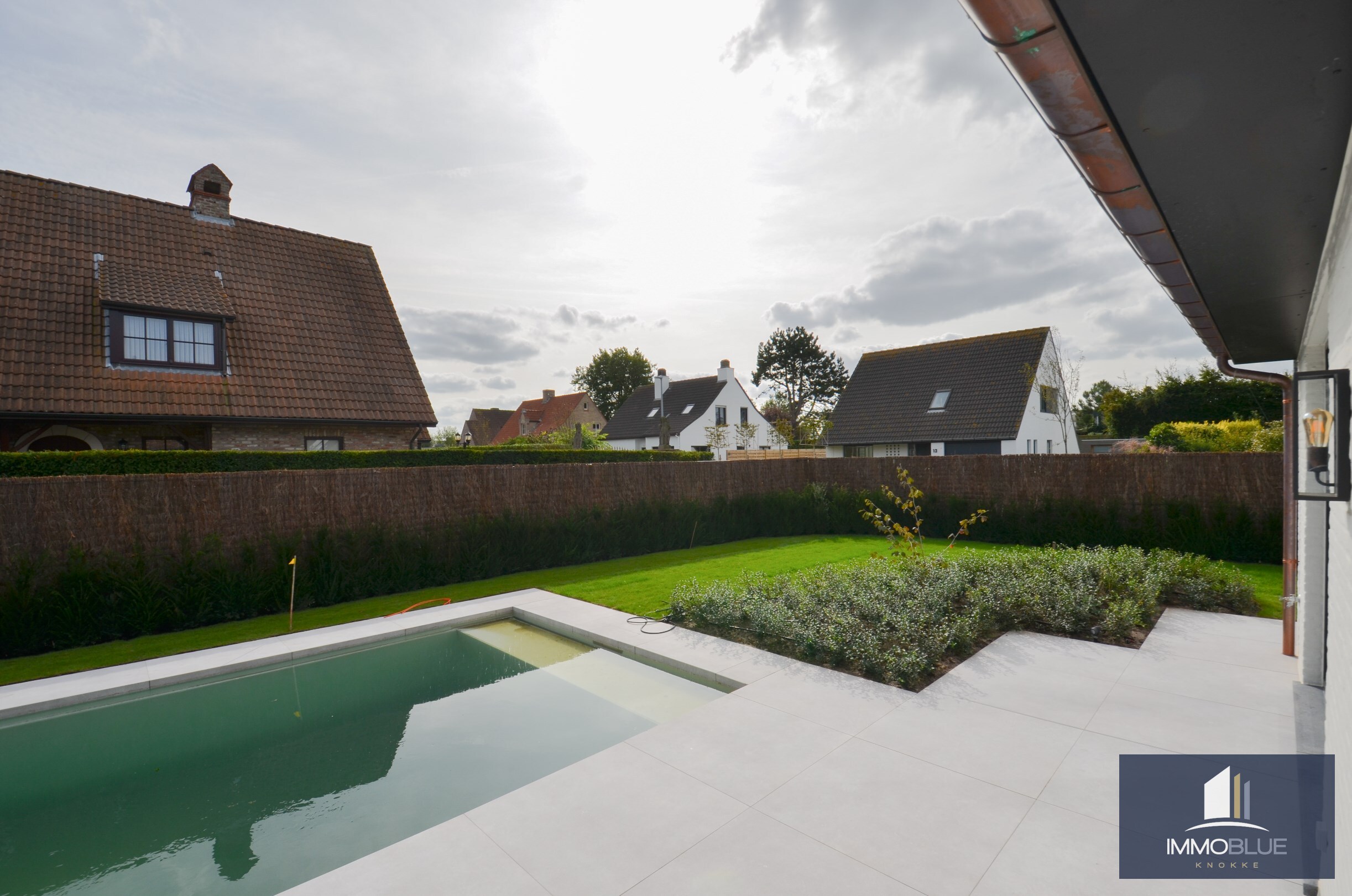 Luxueus volledig gerenoveerde villa met zonnige tuin en zwembad. 