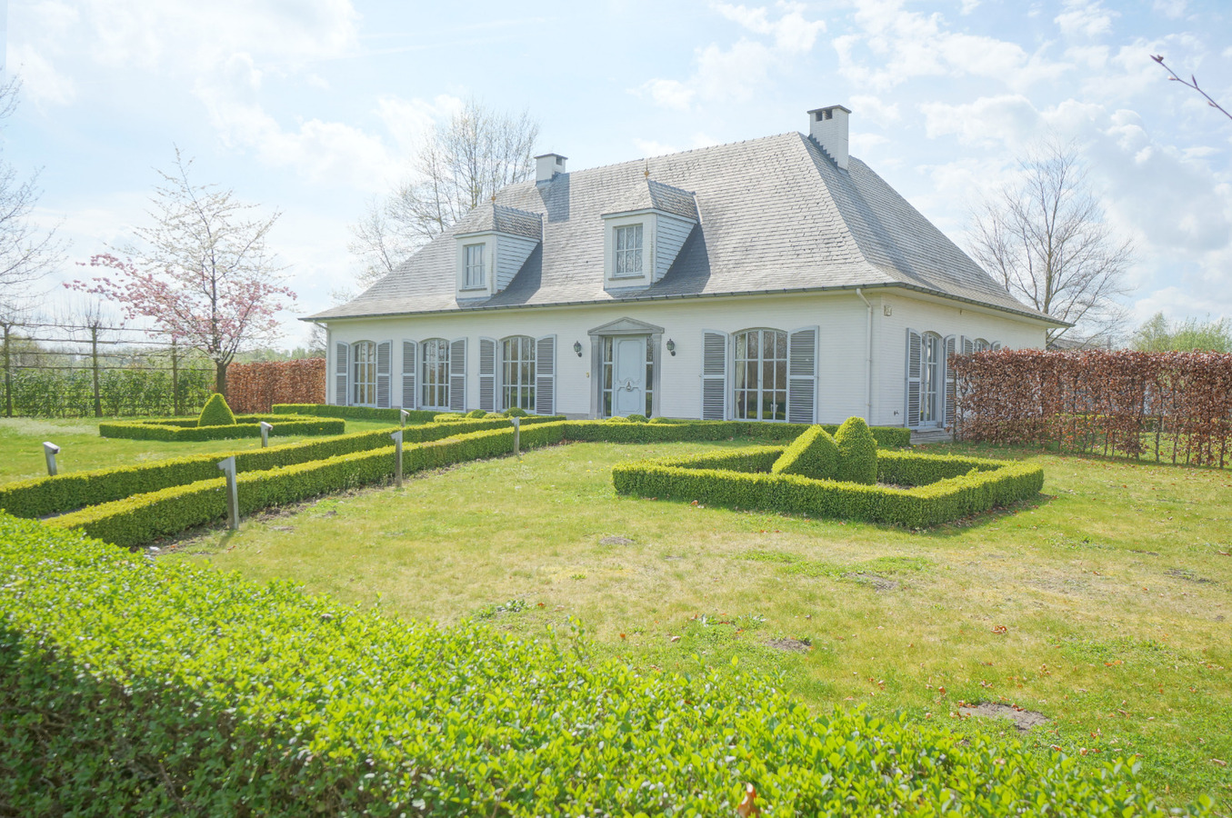 Vrijstaande villa met zwembad, poolhouse, stallen, buitenpiste en stapmolen op ca. 2,26 ha te Putte 