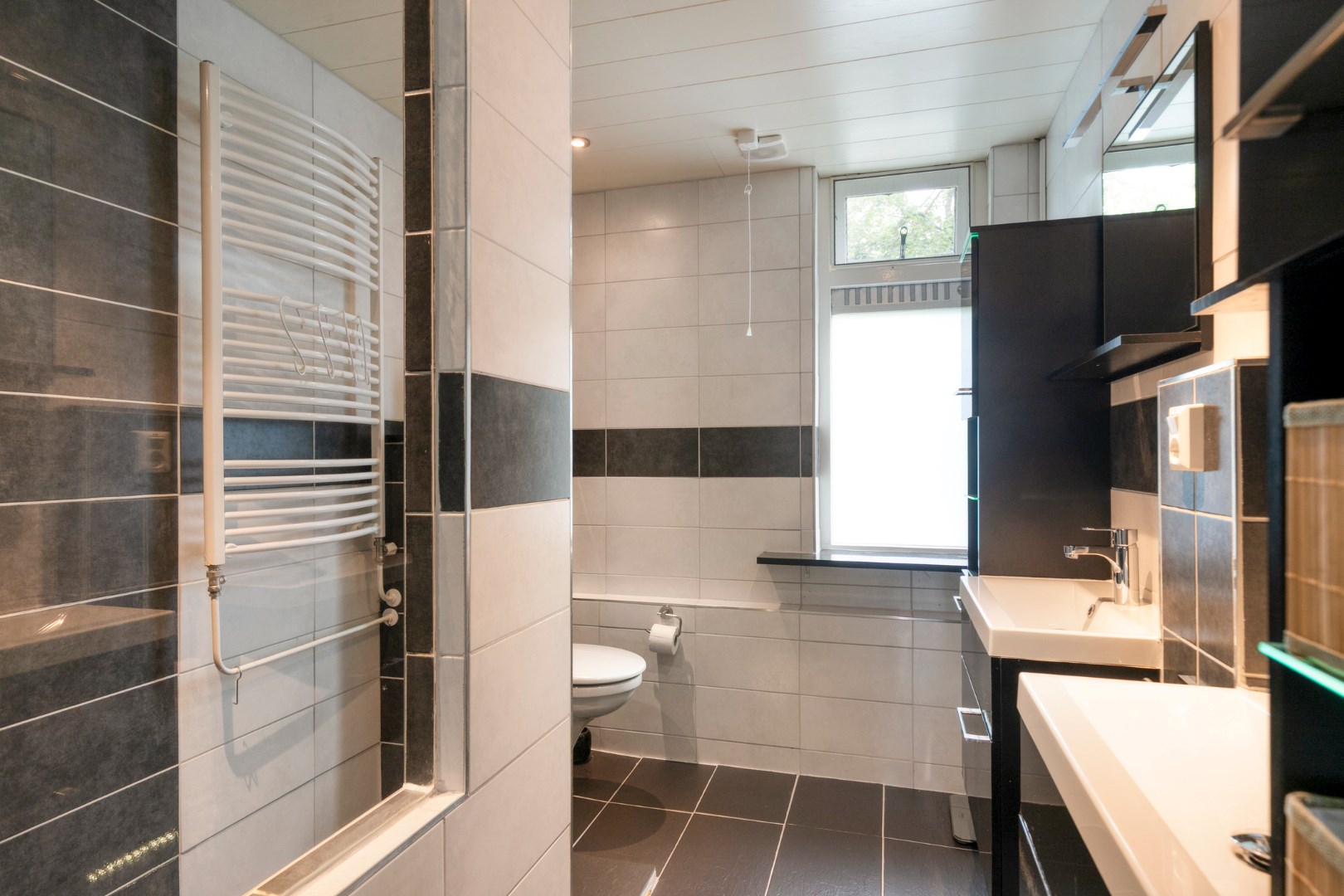 Keurige 5-kamer tussenwoning met fraaie keuken en badkamer, ruime achtertuin en gelegen op eigen grond! 