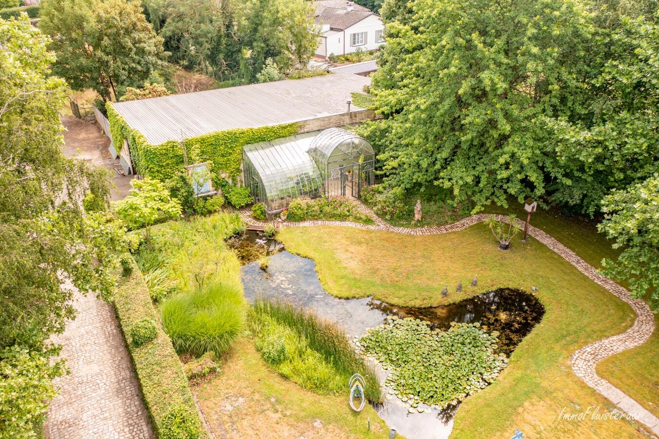 Ruime laagbouwwoning met magazijn, sierserre, aanhorigheden en stallen op ca. 75a te Messelbroek (Scherpenheuvel-Zichem; Vlaams-Brabant) 