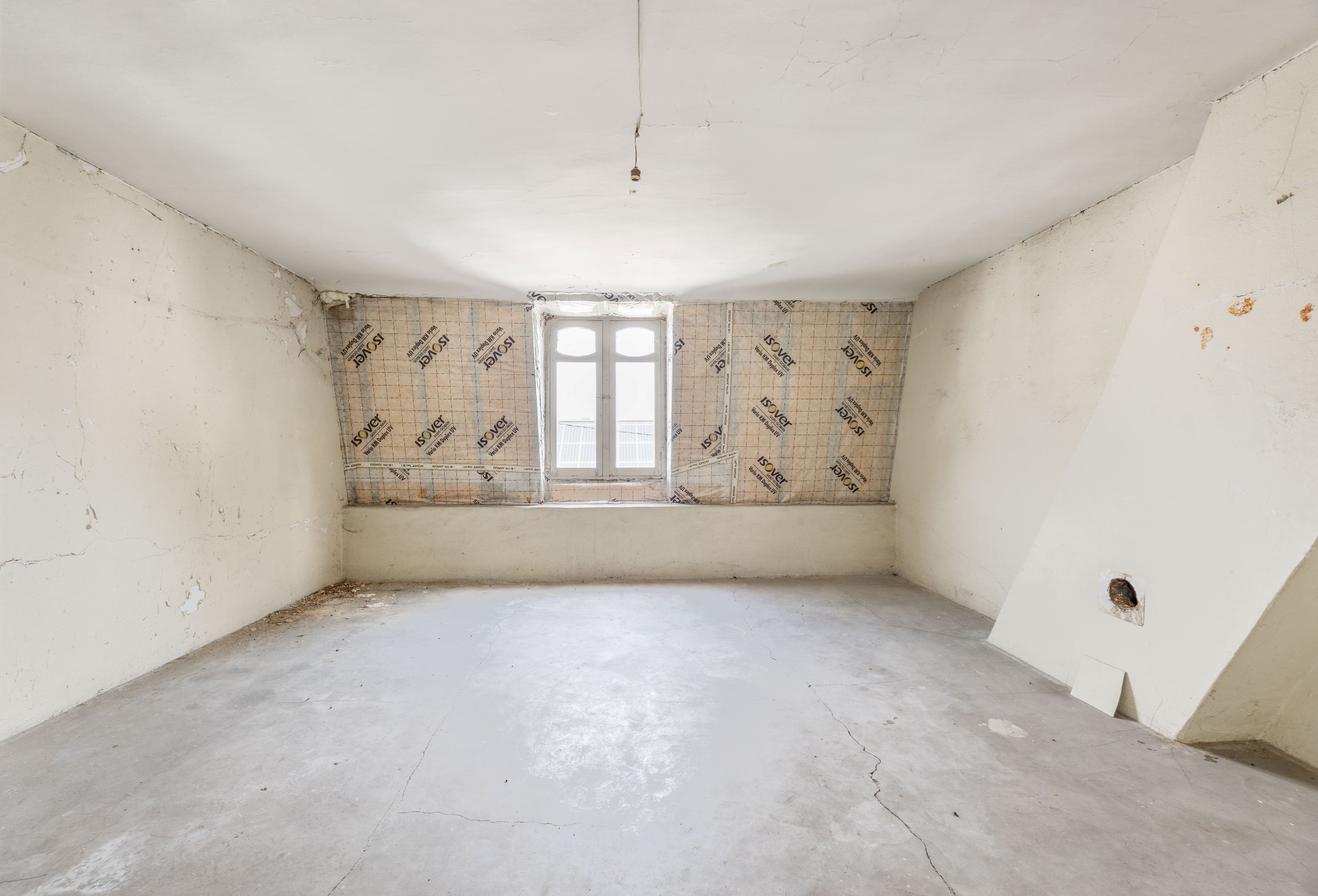 TE RENOVEREN WONING MET GARAGE 