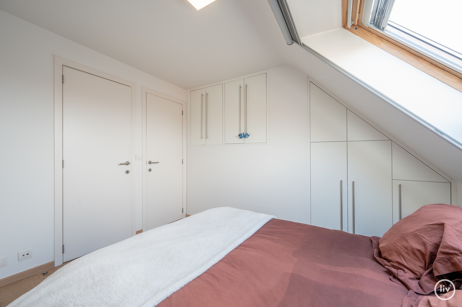 Recent duplex-appartement met 3 slaapkamers rustig gelegen vlakbij de Dumortierlaan en de Lippenslaan (!!ruime garage mogelijk in het gebouw!!) 