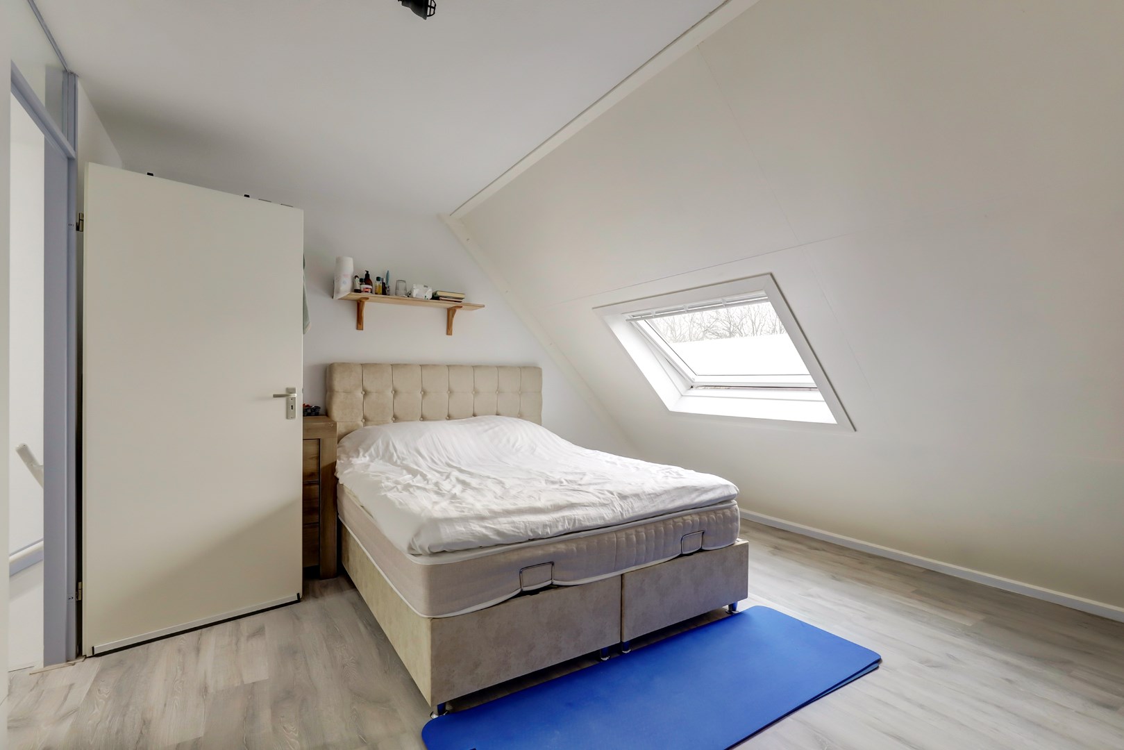 Deze 3 kamer maisonnette van 79 m2 woonplezier is zonder klussen te betrekken. 