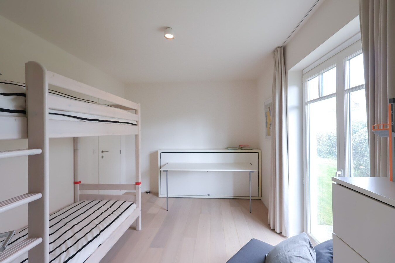 Modern 2slpk-appartement met priv&#233; tuin op wandelafstand van het strand 