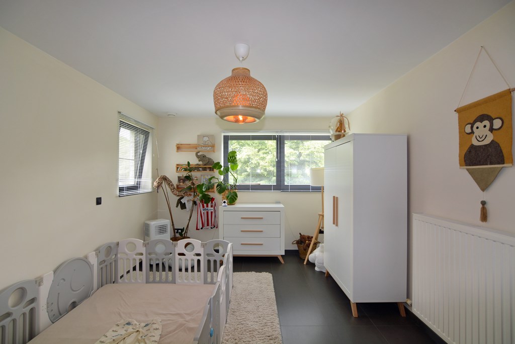 Moderne, energiezuinige woning met 4 slpks op 7a 7ca. 