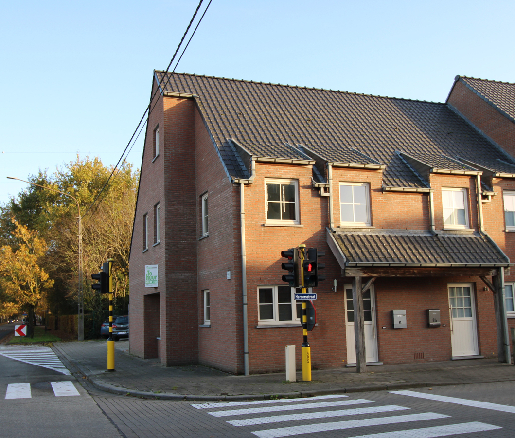 Hoekwoning met 3 slaapkamers met tuin en garage te Rumbeke 