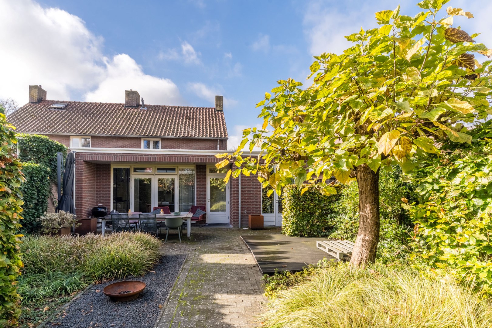 Smaakvol gemoderniseerde en uitgebouwde tweekapper met inpandige garage en diepe tuin. Energielabel C. 