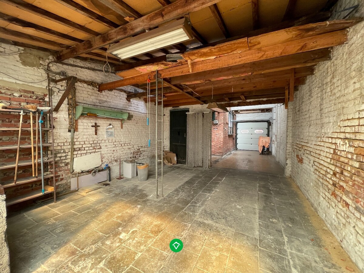 Woning met 3 slaapkamers, zeer grote werkplaats/garage/loods en tuin te Roeselare 