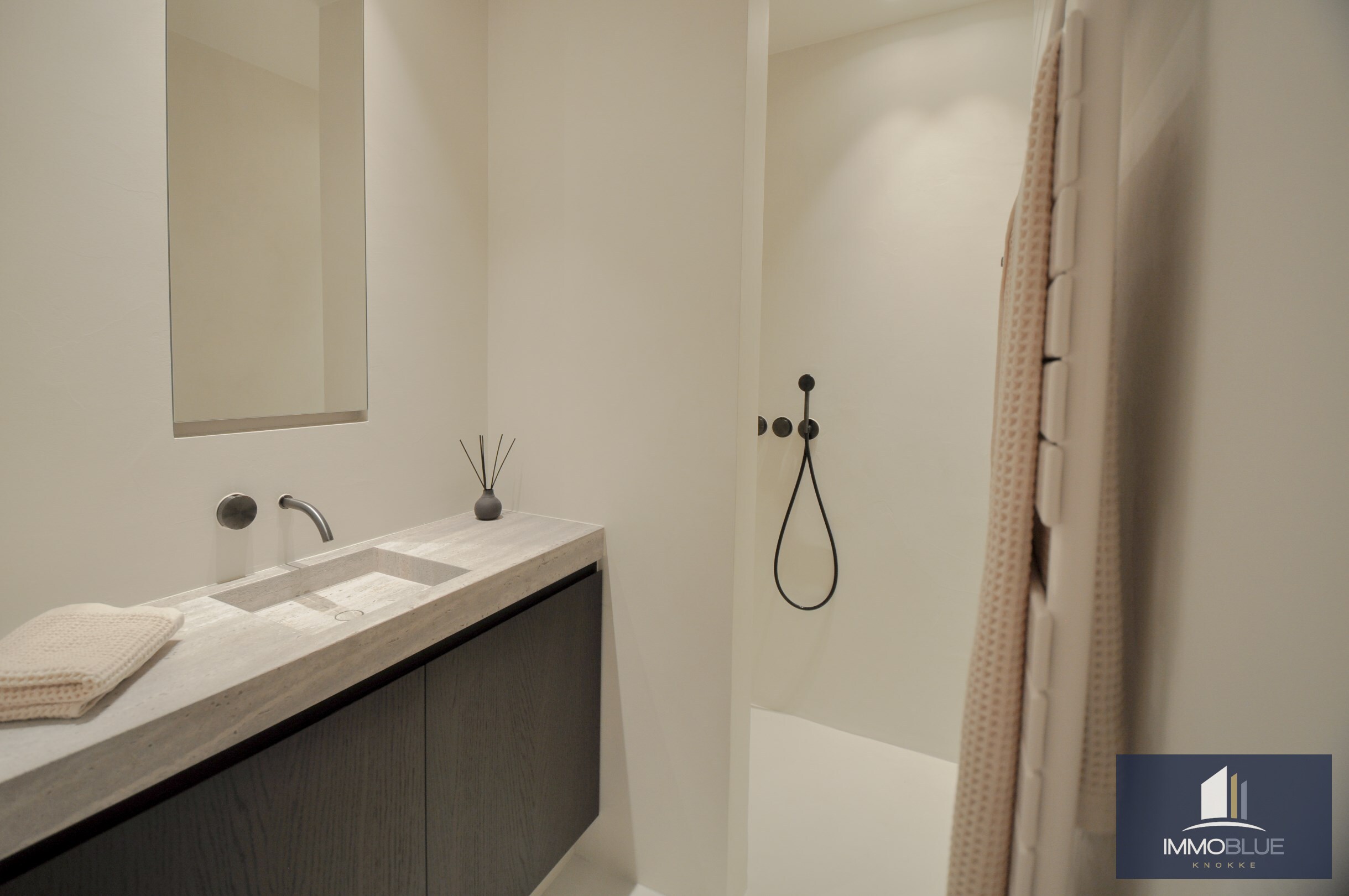 Exceptionnel, appartement enti&#232;rement r&#233;nov&#233;, intemporel avec une vue d&#233;gag&#233;e. 