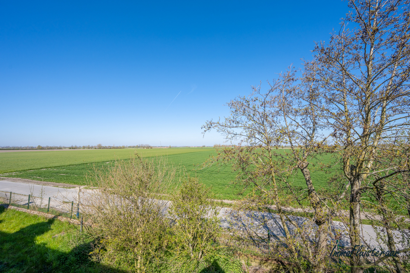 Karakteristieke hoeve met ruime bijgebouwen met tal van mogelijkheden gelegen te Lo-Reninge op 3,5ha. 