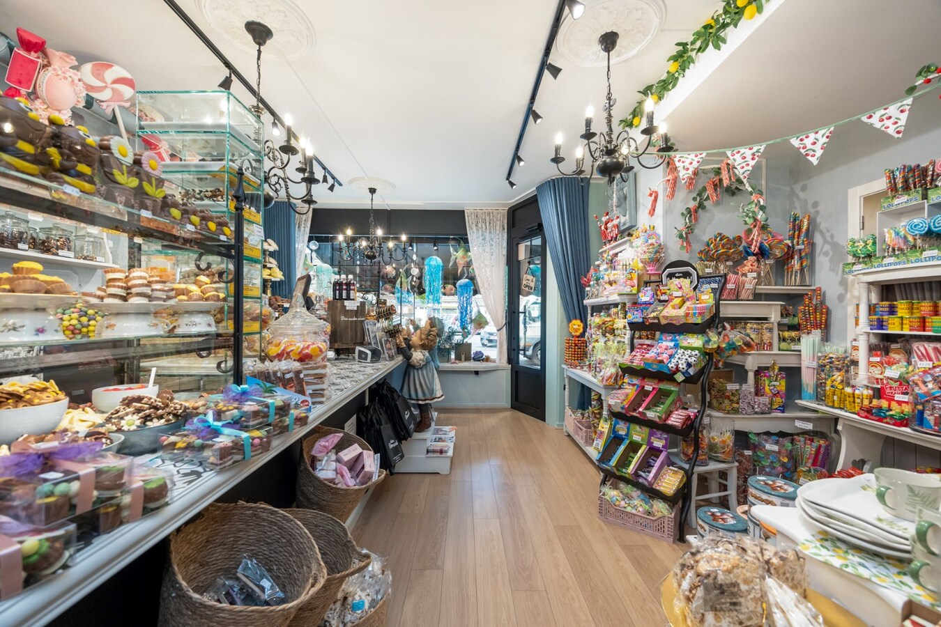 Interessante investeringsopportuniteit in hartje Malle: handelspand + 2 appartementen 