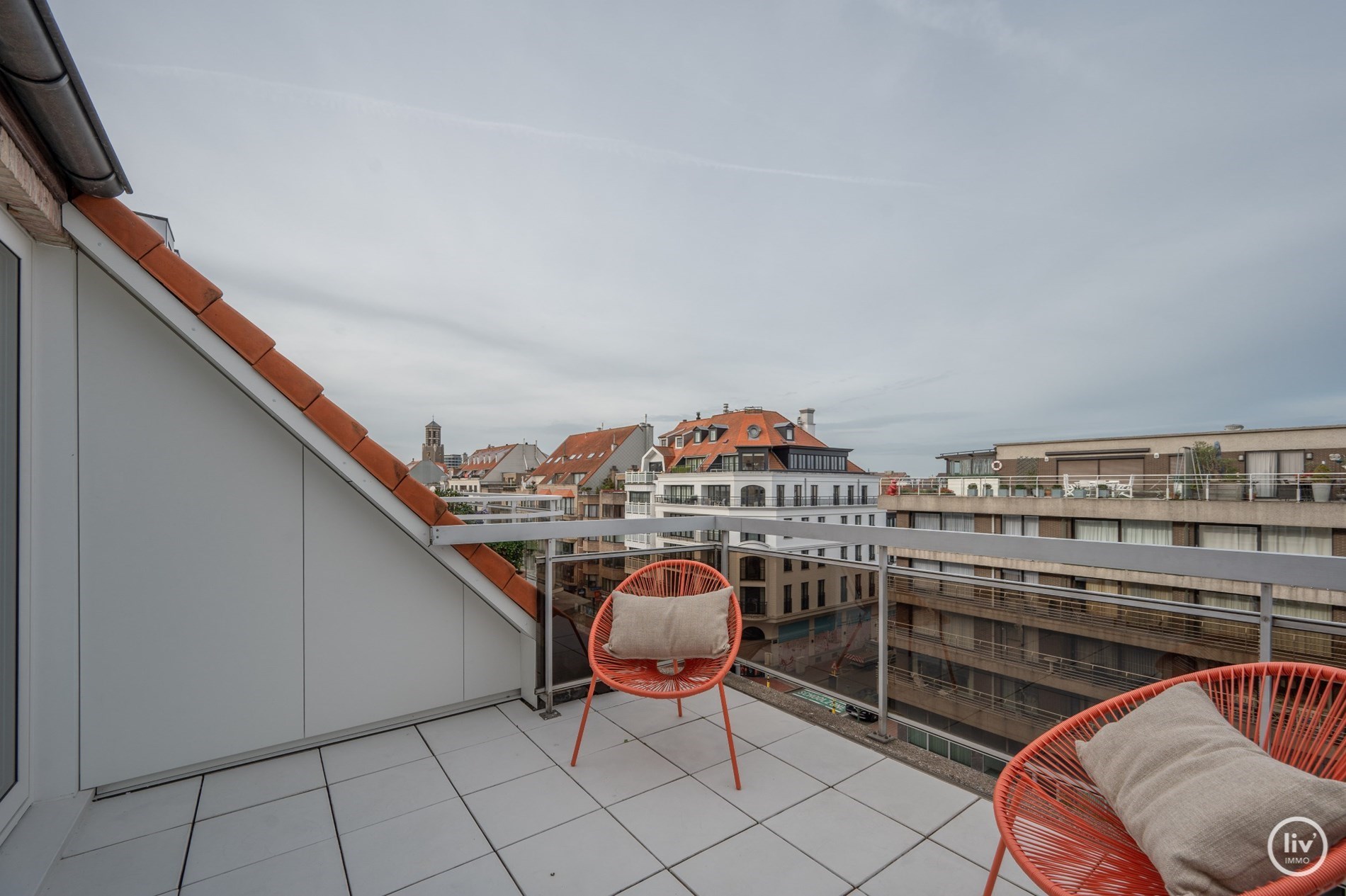 Superbe appartement en duplex magnifiquement r&#233;nov&#233; avec une spacieuse terrasse orient&#233;e vers l&#39;ouest, situ&#233; sur la Lippenslaan &#224; Knokke. 