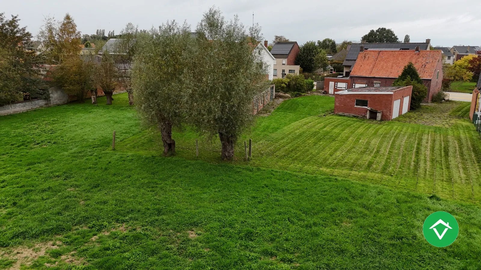 Te renoveren woning met 3  slaapkamers en bijhorend stuk grond te Koekelare 