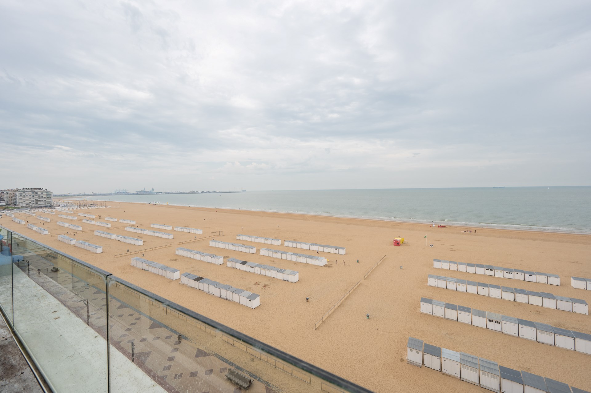 Luxe hoekappartement met panoramisch zeezicht en royale terrassen 