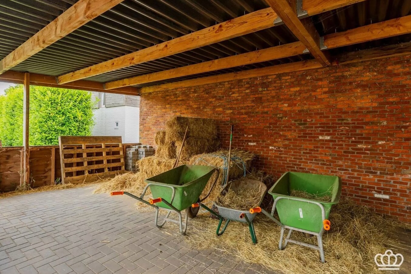 Magnifiquement situ&#233;e, charmante maison avec des installations pour chevaux sur environ 1,8 ha &#224; Essen. 