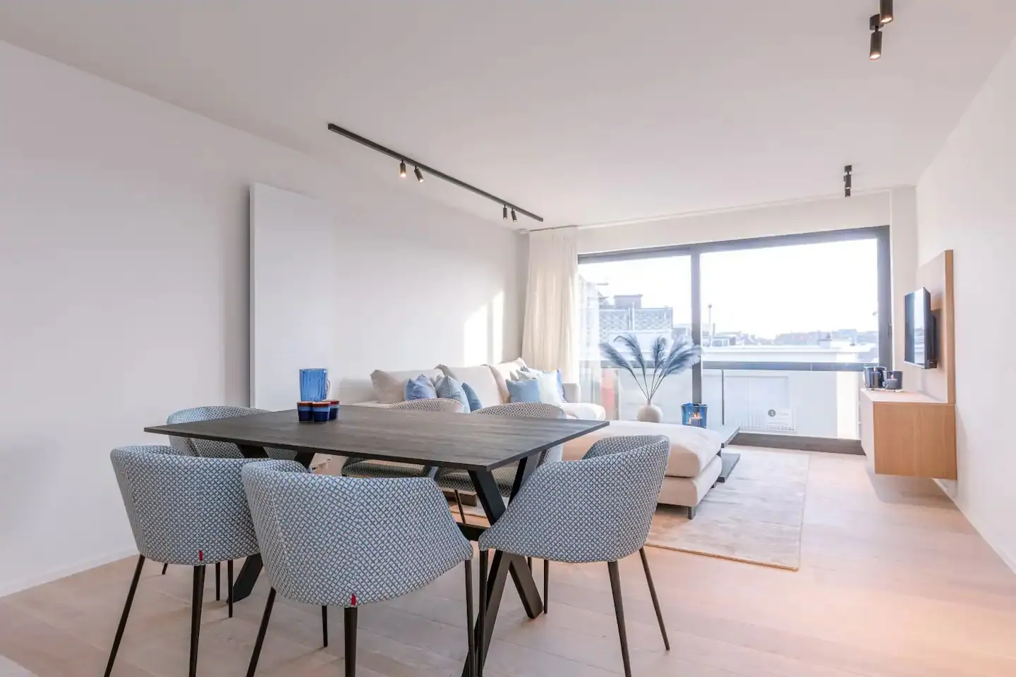 
MEUBLE : Appartement récemment rénové et lumineux, avec vue mer latérale, à proximité de la plage et du Casino.