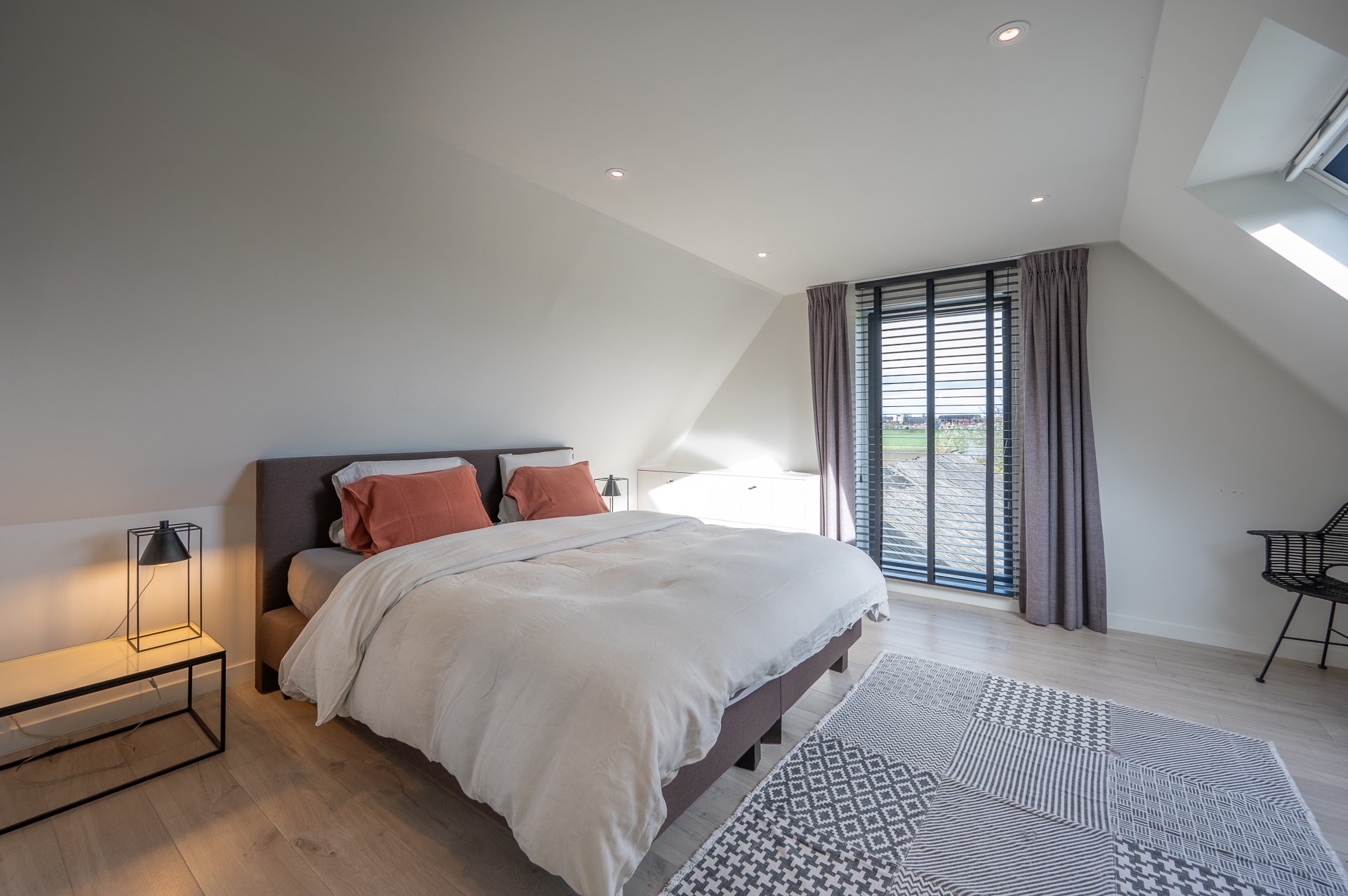 Uitzonderlijke en gerenoveerde eigendom ( 5.510 m&#178; grond ) vlakbij het centrum van Knokke-Heist en toch genietend van een uitzonderlijk open zicht over de Knokse Polders. 