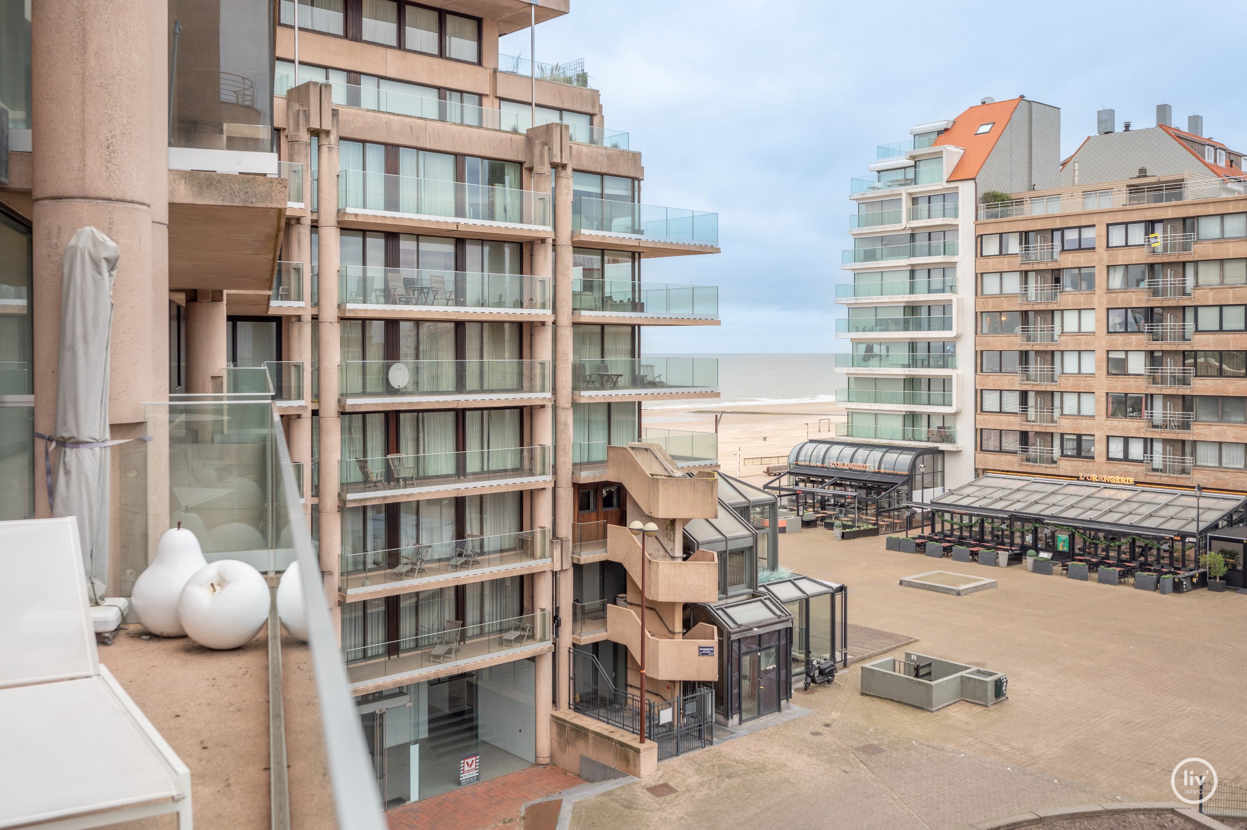 Appartement spacieux (115 m&#178;) et enti&#232;rement r&#233;nov&#233; avec une magnifique vue sur la mer, id&#233;alement situ&#233; sur la place Van Bunnen &#224; Knokke. 