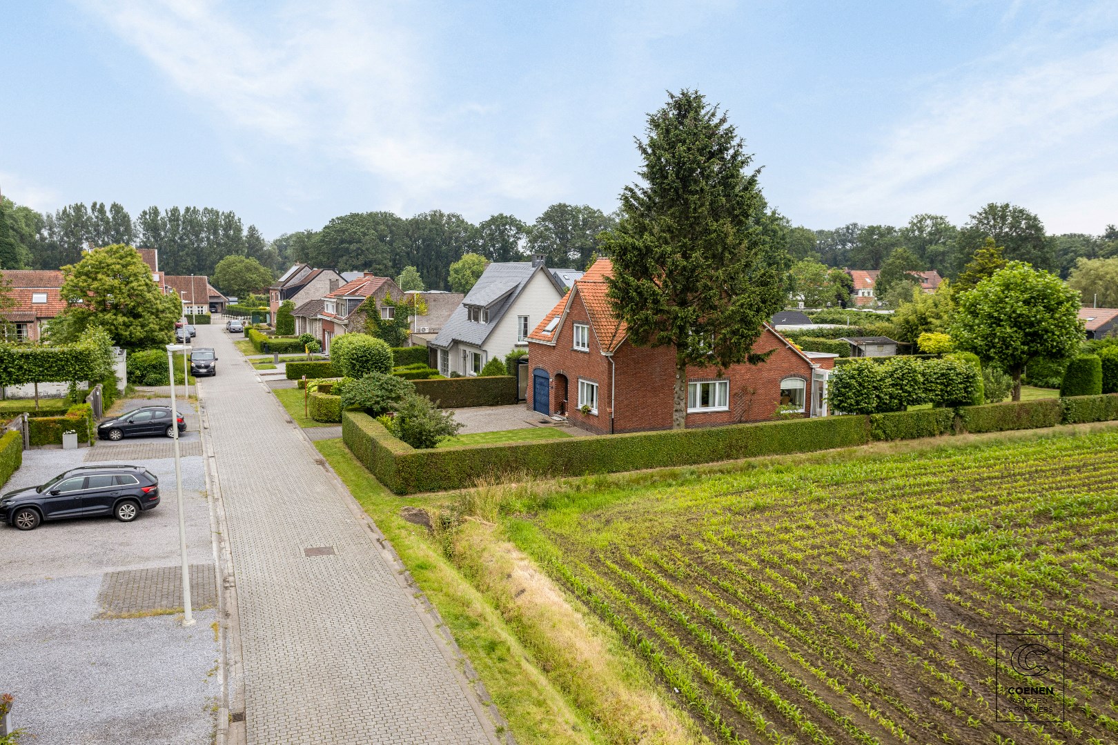 Ruime woning met bew. opp. van 250 m&#178;, 4 slpk&#39;s op 1405 m&#178; op een schitterende locatie te Wijnegem! 