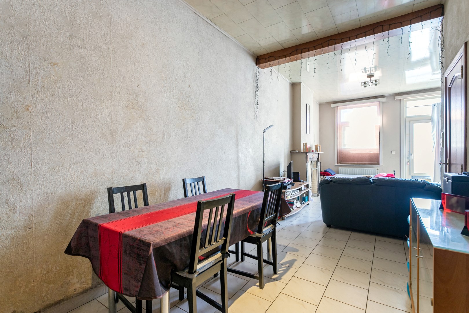 Op te frissen woning met 2 &#224; 3 slpk en tuin te Buizingen. 
