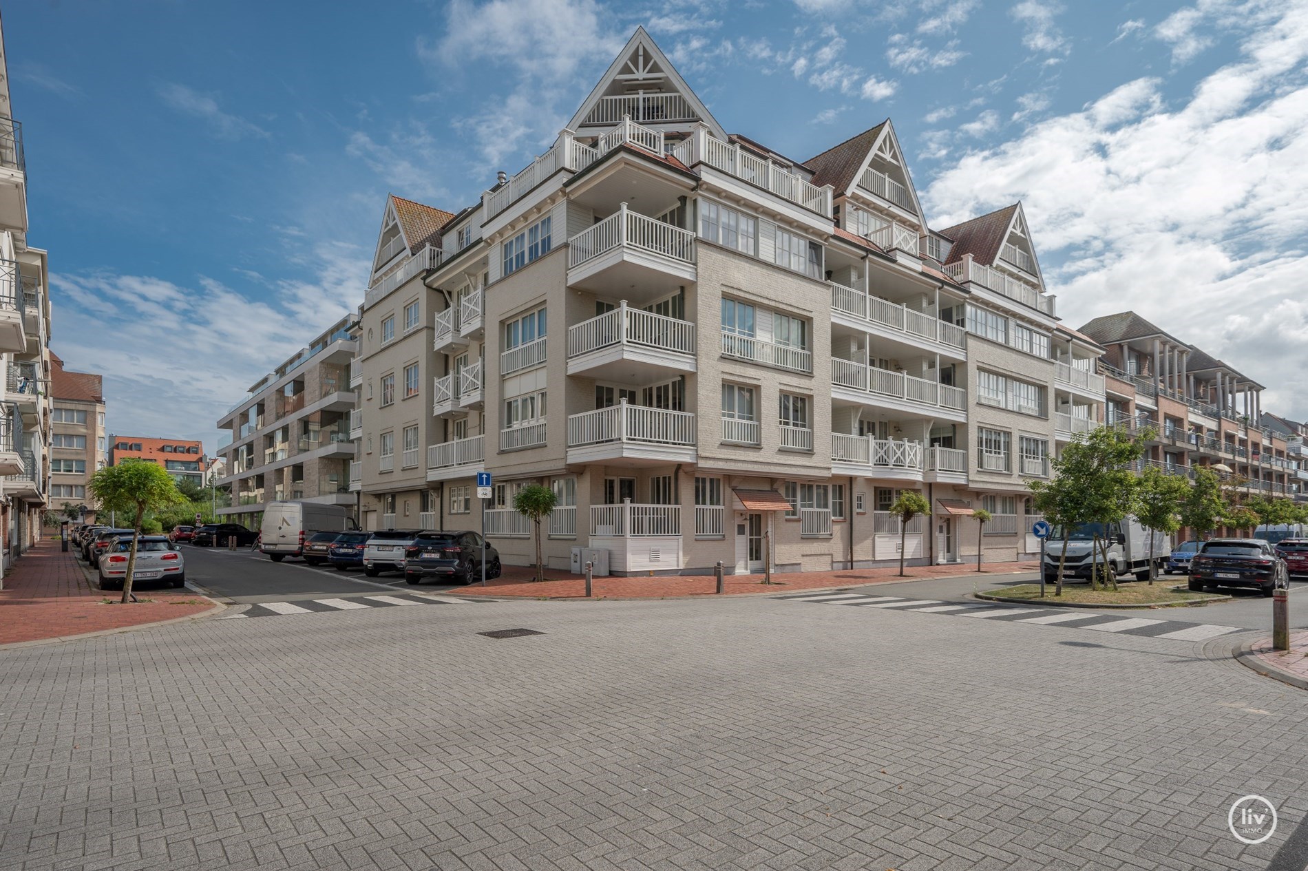 Duplex d&#39;angle de 160 m2 avec de magnifiques vues d&#233;gag&#233;es sur l&#39;avenue Dumortier &#224; Knokke. 