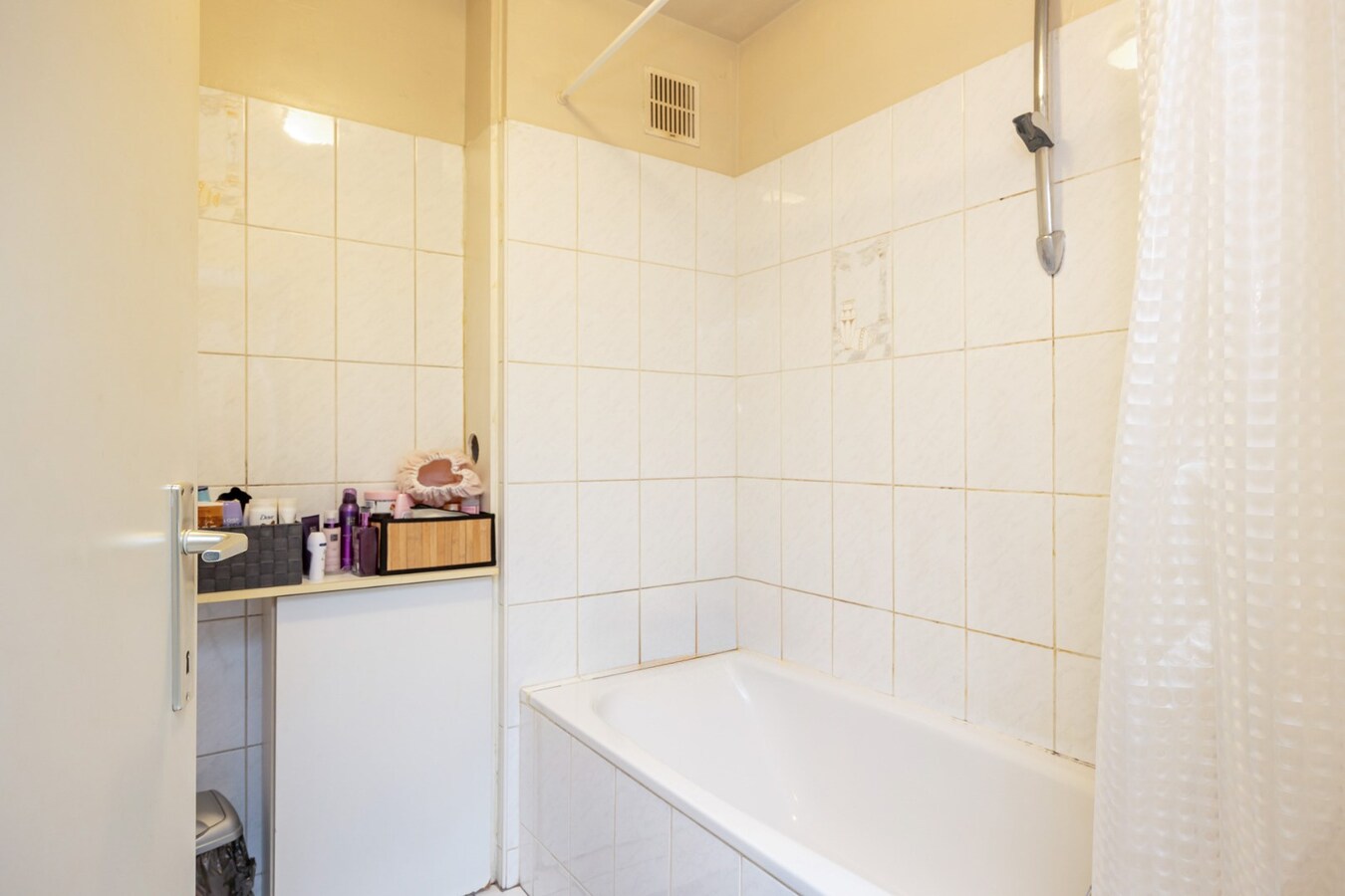 Opbrengsteigendom met 5 appartementen en 3 garages 