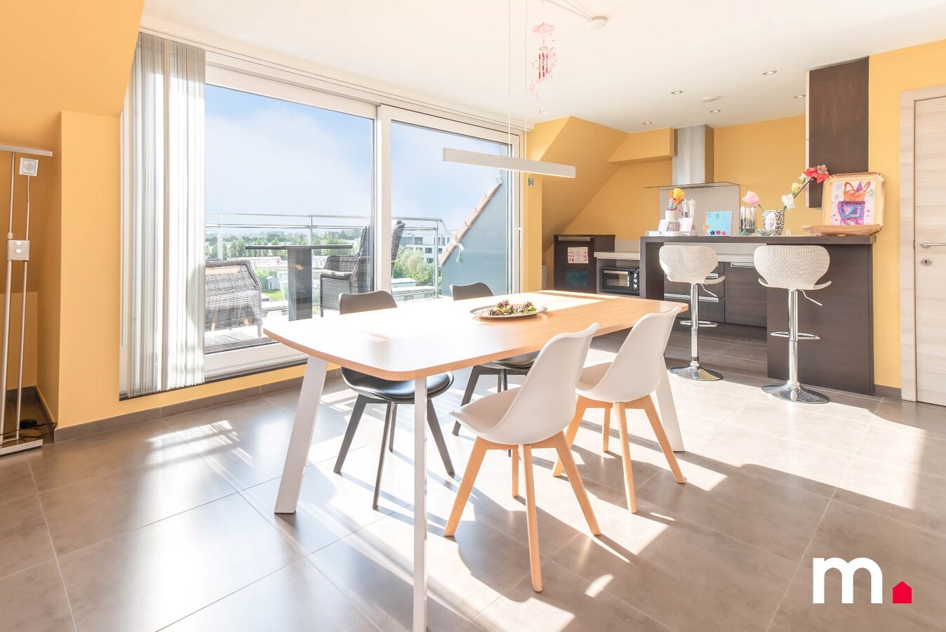 Instapklaar en zeer ruim en lichtrijk duplex-appartement 