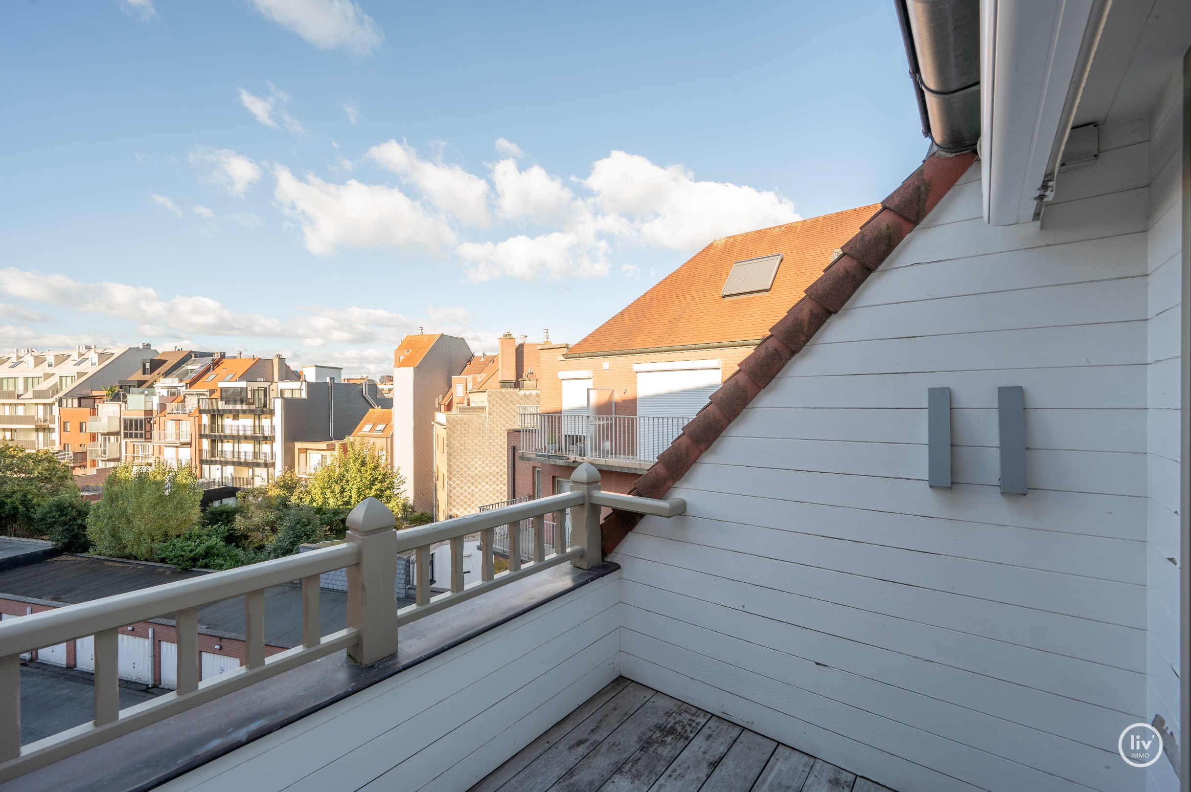 Appartement exceptionnel avec une magnifique terrasse ensoleill&#233;e et une vue panoramique sur les villas du Zoute, situ&#233; entre le centre de Knokke. 