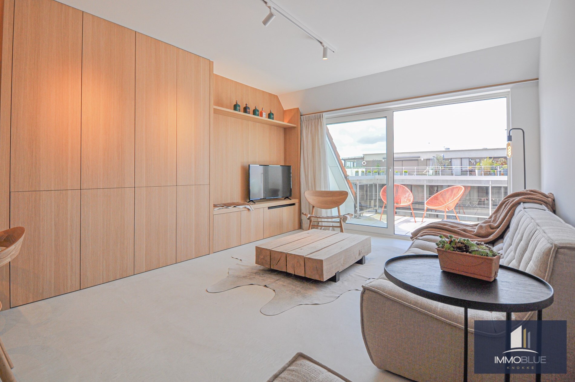 Appartement enti&#232;rement r&#233;nov&#233; avec une grande terrasse ensoleill&#233;e. 