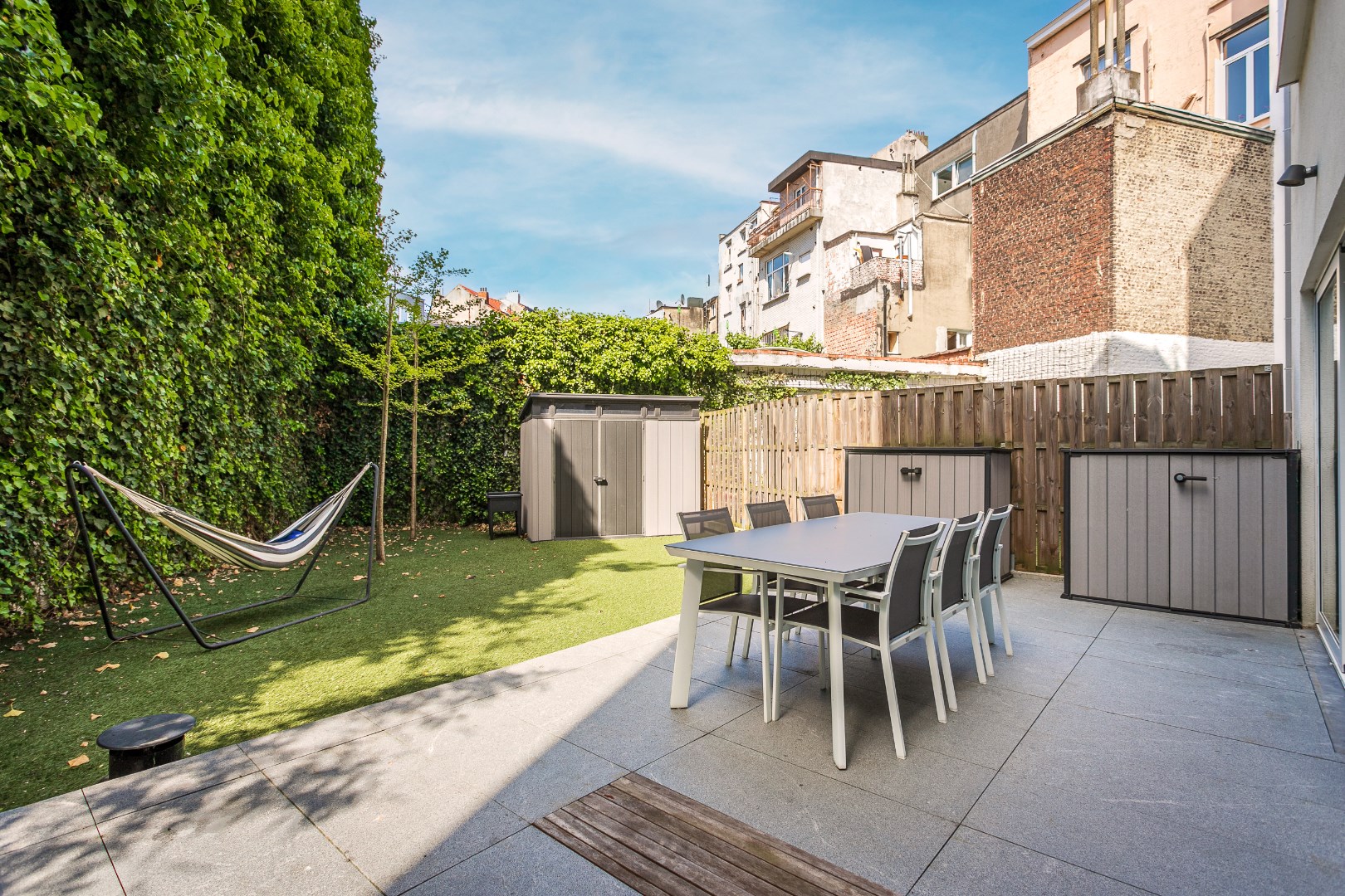 Recent gelijkvloersappartement met TUIN, 2 slaapkamers, terras en kelderberging 