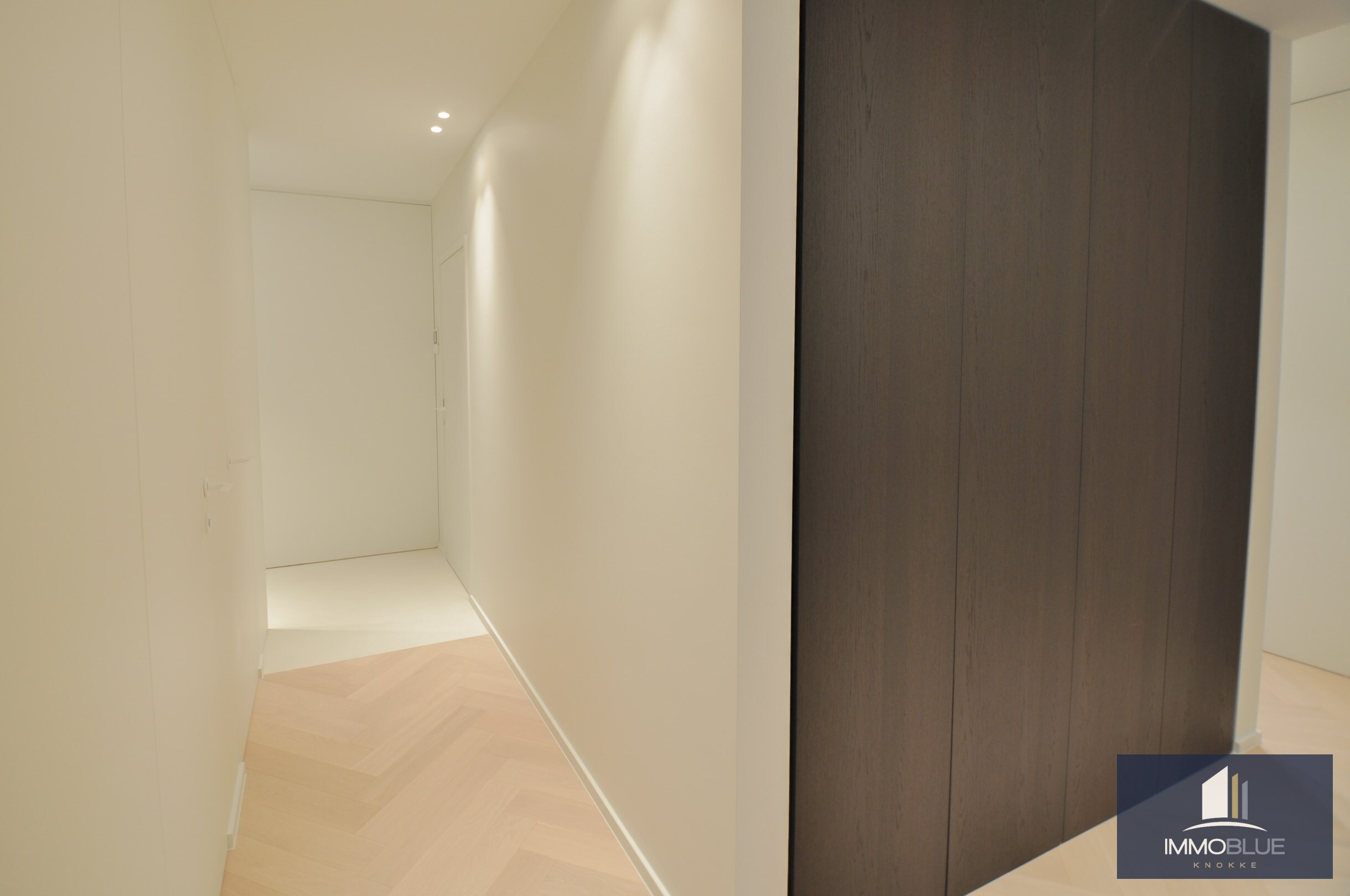 Uitzonderlijk ,tijdloos volledig gerenoveerd appartement met een open zicht . 