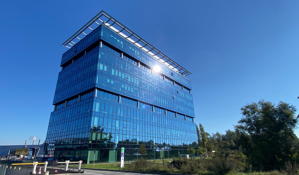 Recente kantoren te huur in Blue Towers vlakbij klaverblad in Gent