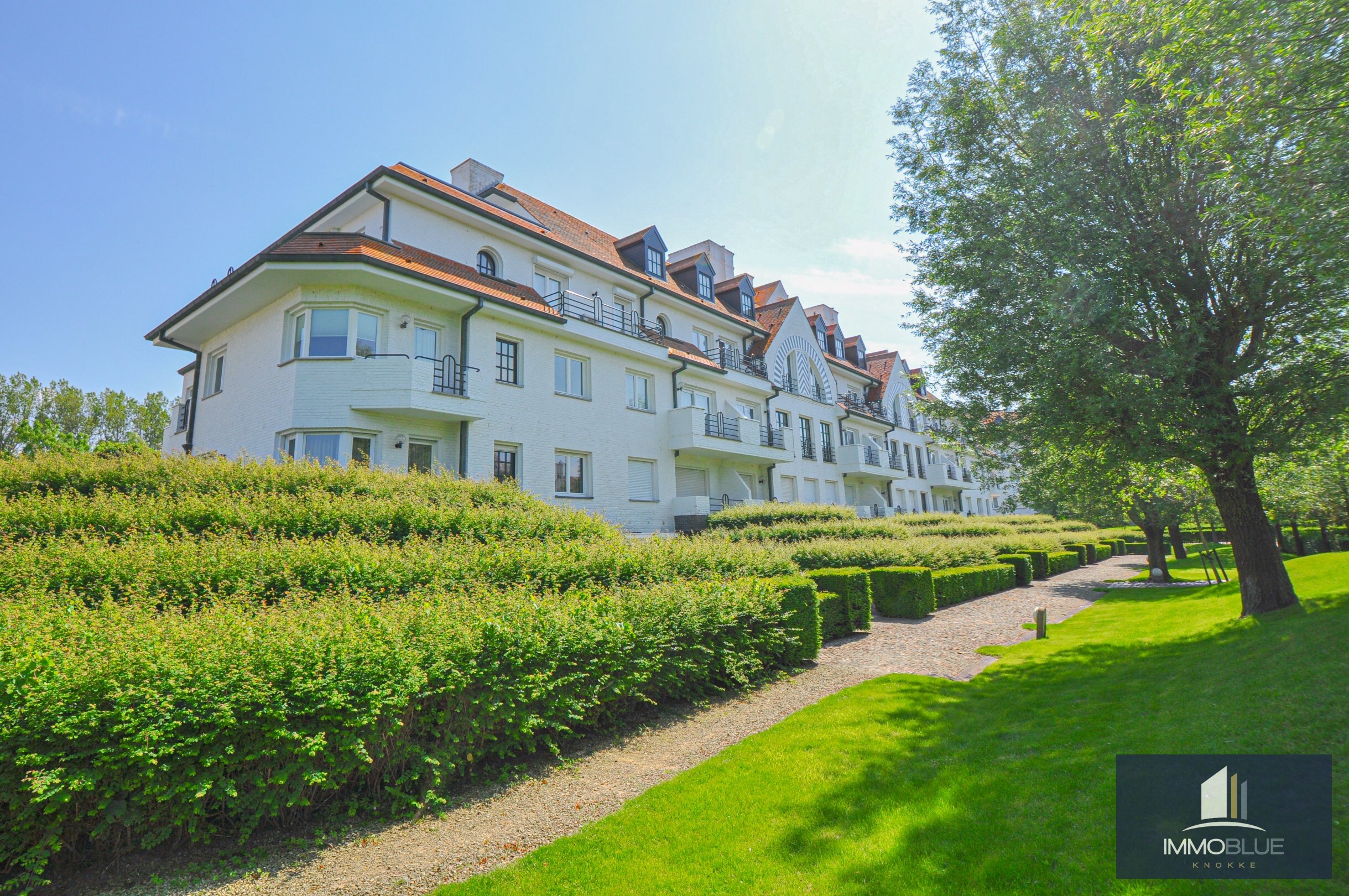 Subliem hoekappartement met ruime terrassen gelegen in het prestigieuze domein Tennis Garden. 