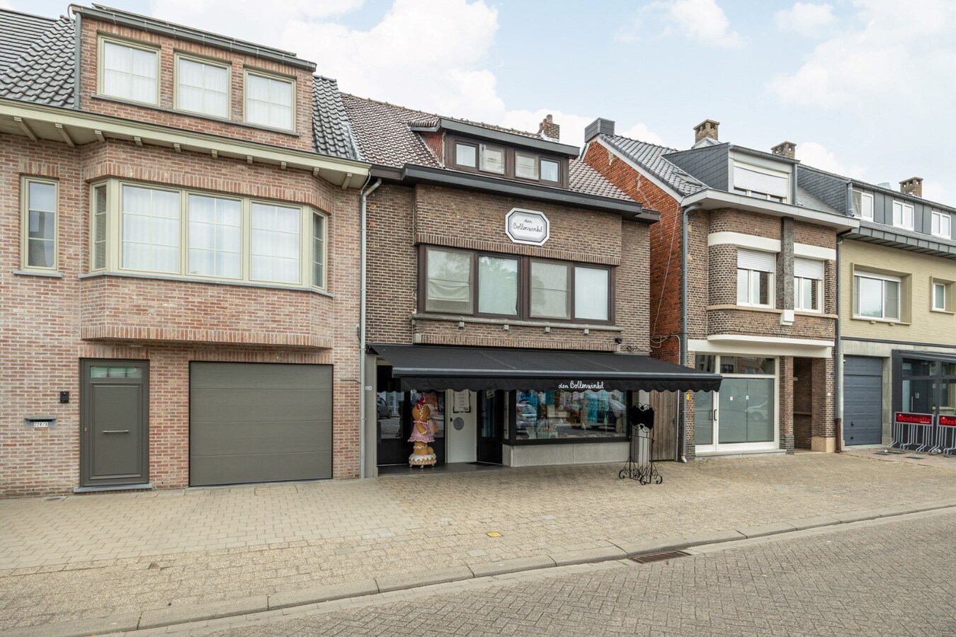 Interessante investeringsopportuniteit in hartje Malle: handelspand + 2 appartementen 