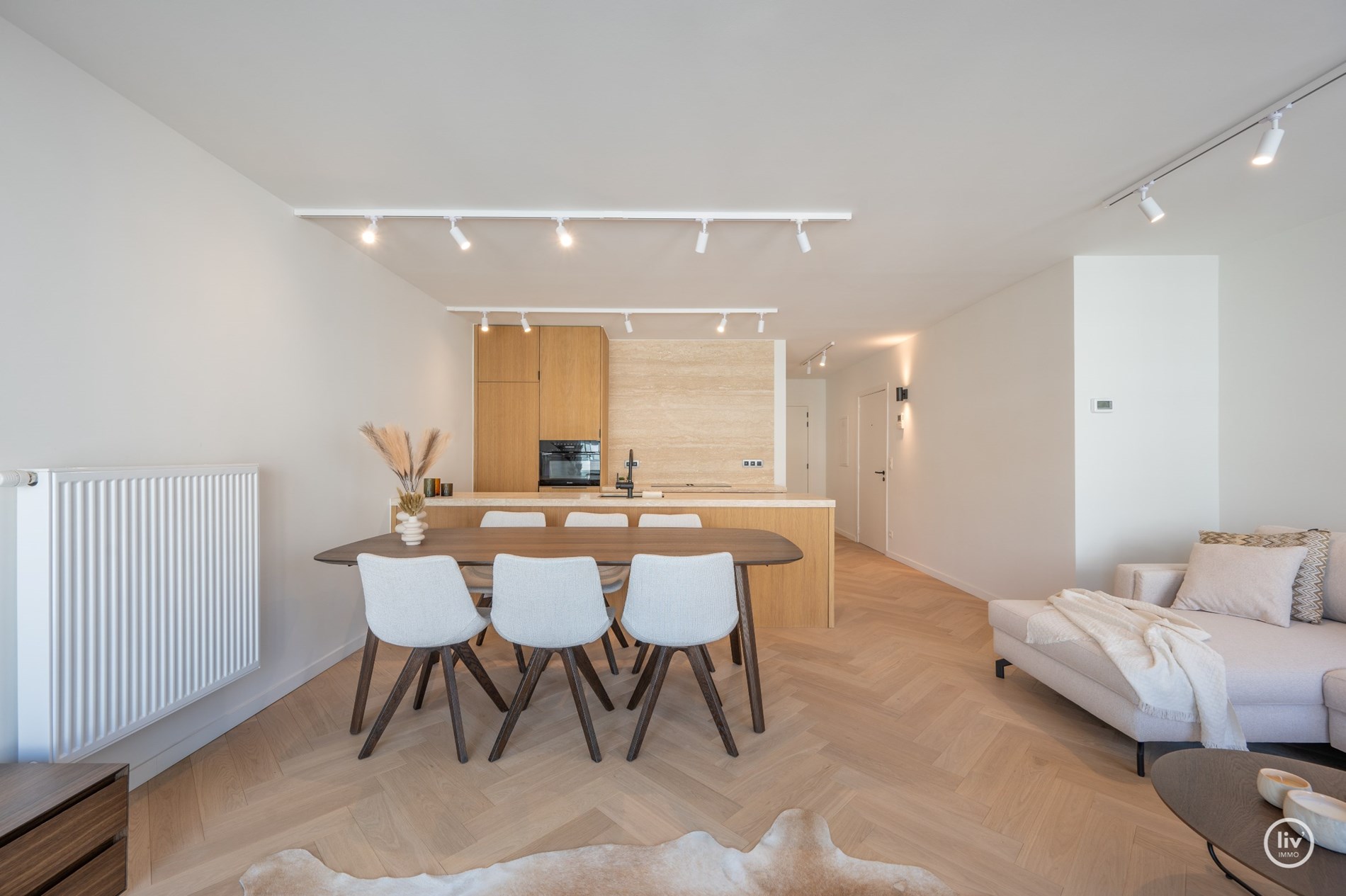 Gerenoveerd appartement met 2 volwaardige slaapkamers gelegen op de Lippenslaan vlakbij het Vanbunnenplein te Knokke. 