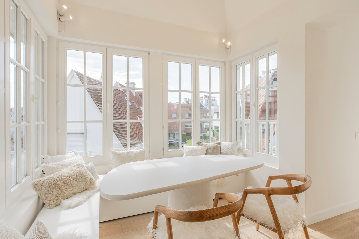 Penthouse lumineux avec agr&#233;ables terrasses ensoleill&#233;es, &#224; seulement 50m &#224; pied de la digue d&#39;Albertstrand. 
