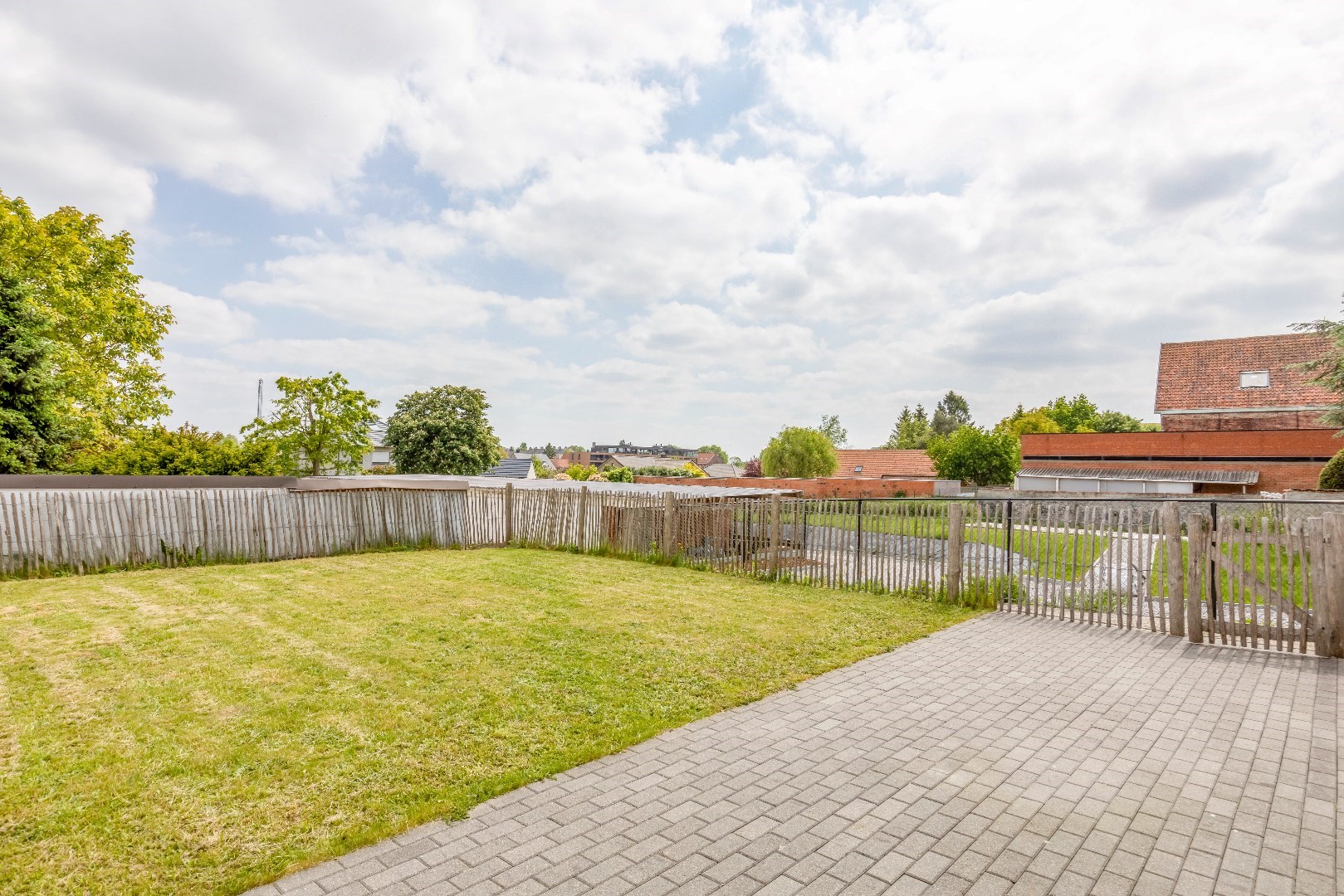 Lichtrijk gelijkvloers appartement met terras en tuin 