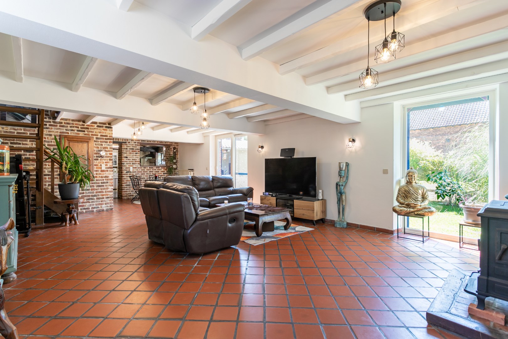 Ruime kangoeroewoning met 6 slpks, 2bdks, 2 garages en tuin te Oetingen 