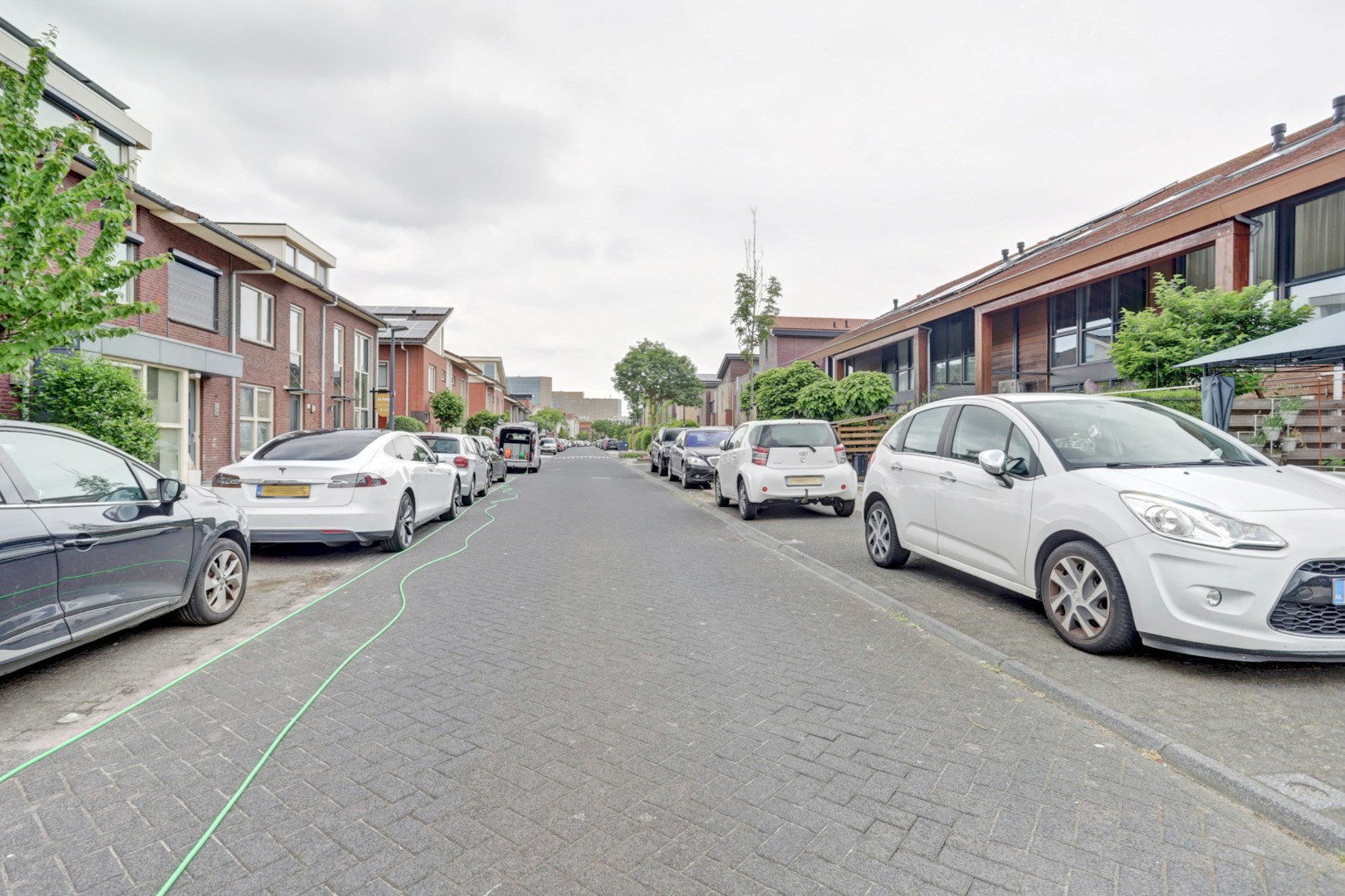 Zonder klussen te betrekken! Goed onderhouden en ruime 5-kamer tussenwoning met moderne keuken en badkamer, voortuin op het zuiden met houten berging en gelegen op eigen grond! 