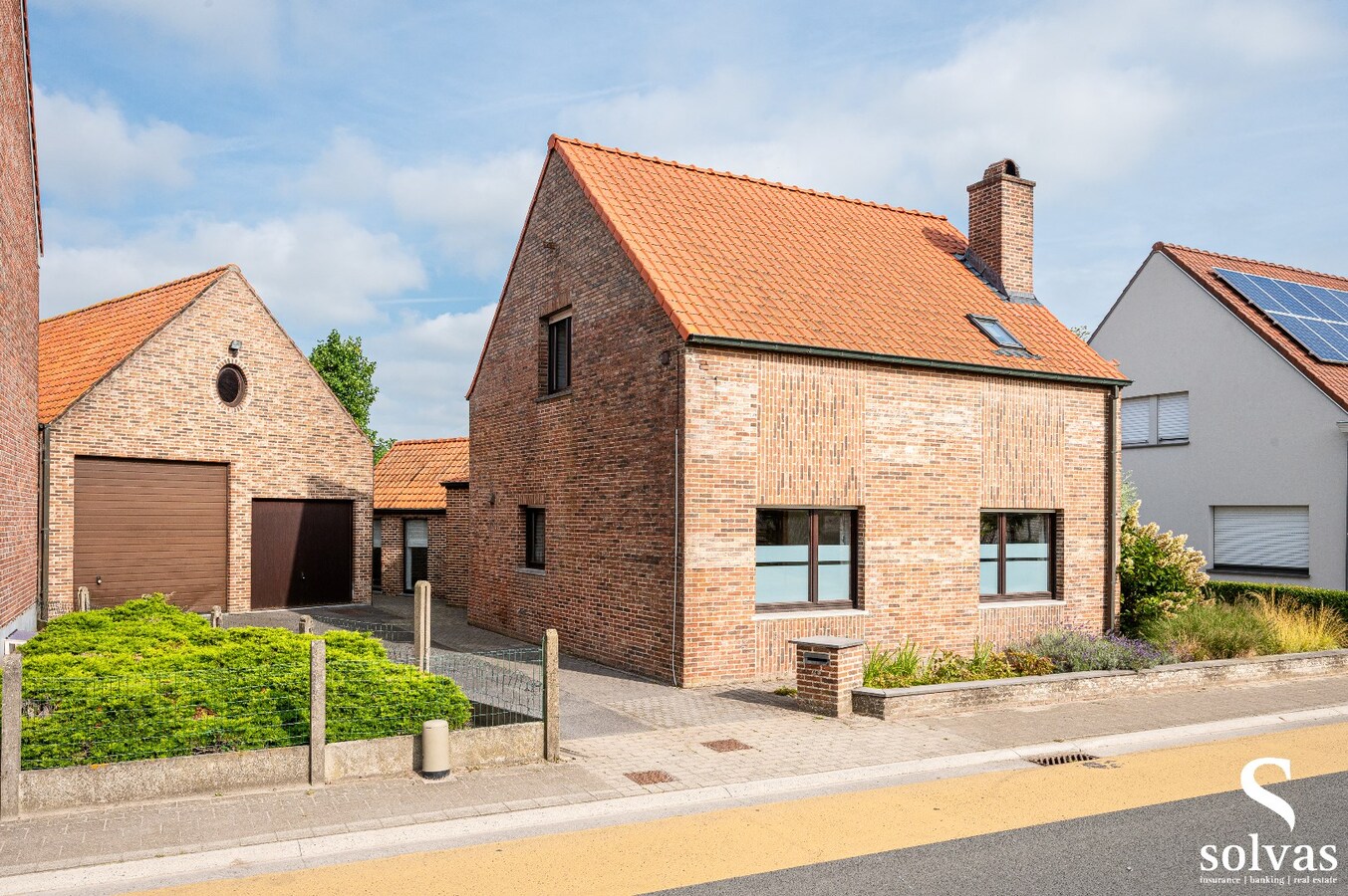 Alleenstaande woning met afzonderlijke ruime garage 