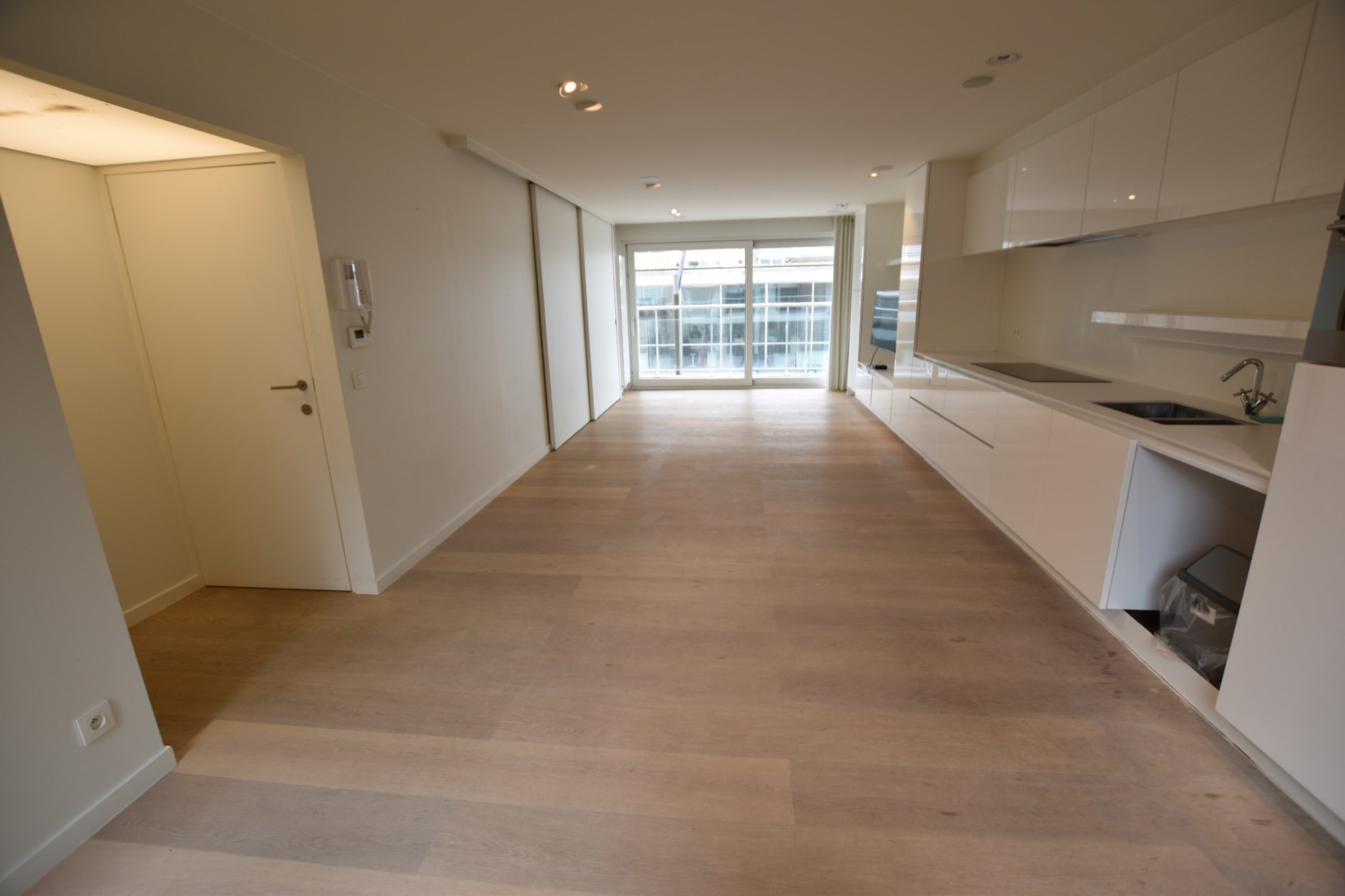 Non meubl&#233; - Appartement unique avec vue lat&#233;rale sur la mer, situ&#233; au centre de la place de la Tour de Lumi&#232;re. 