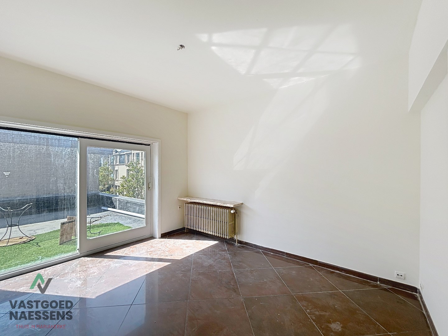 Maison d&#39;angle avec entrep&#244;t - garage - 5 chambres &#224; coucher et terrasse 